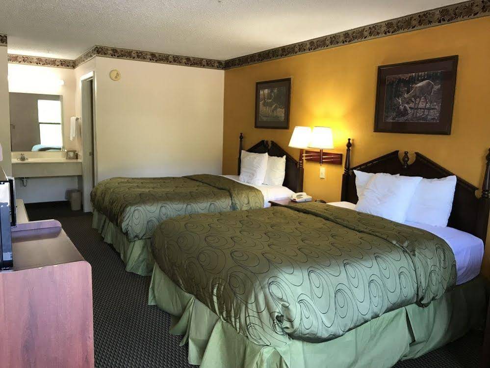 Clairmont Inn & Suites Warren