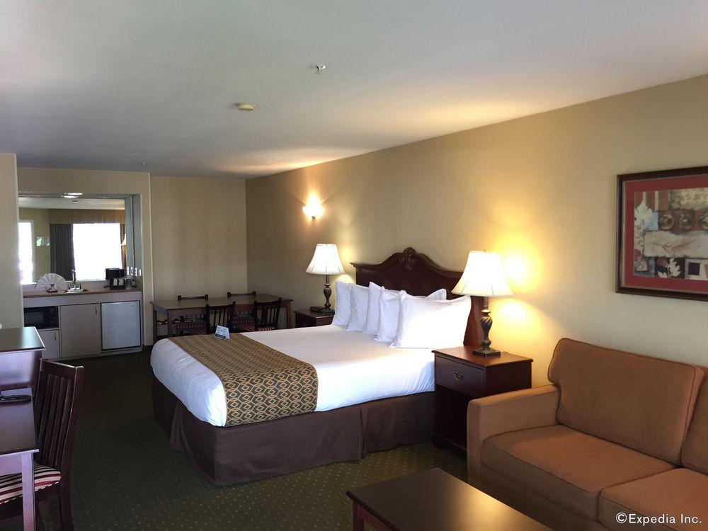 Camelot Inn & Suites