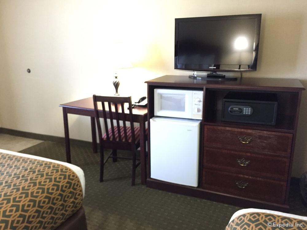 Camelot Inn & Suites