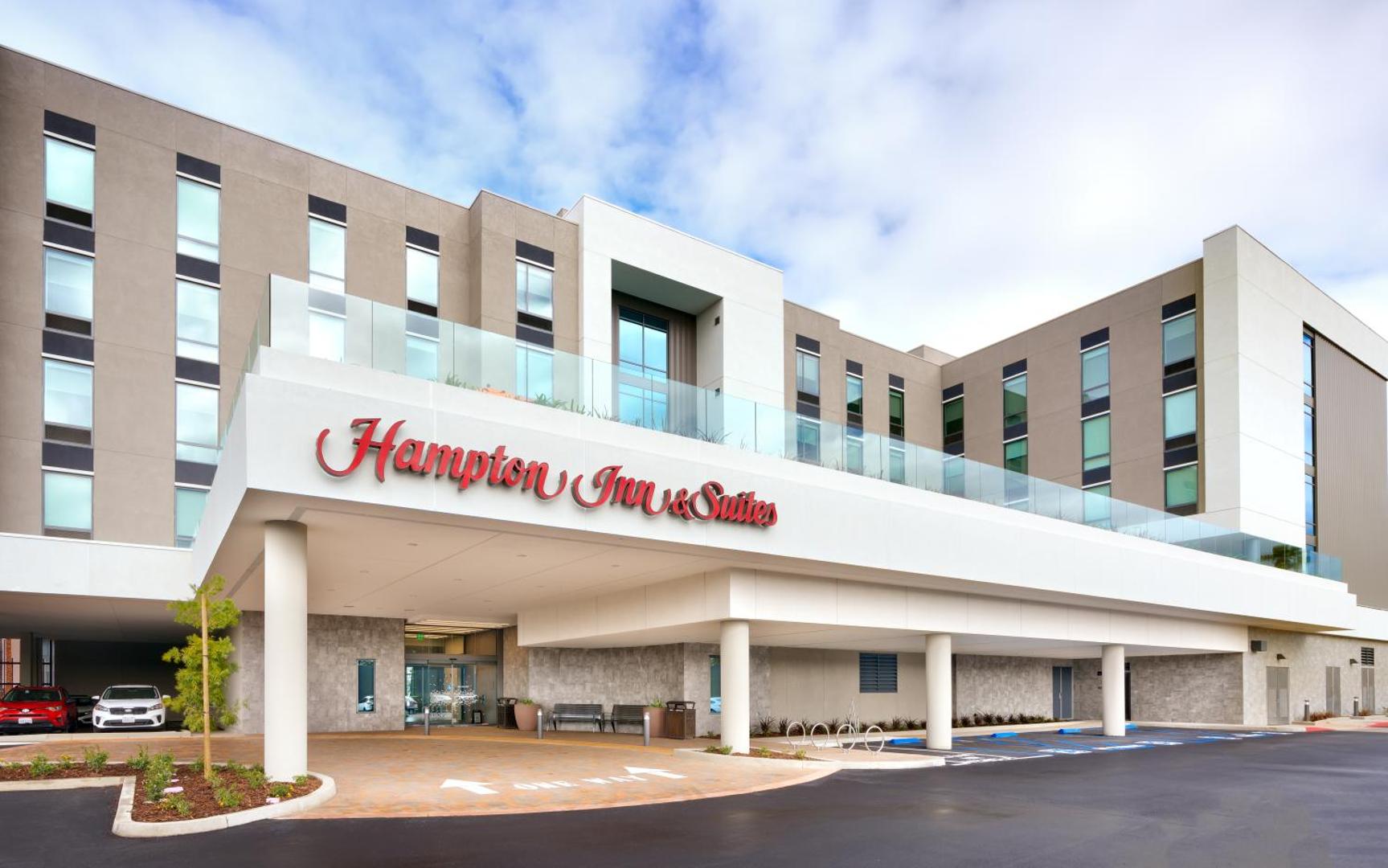 Hampton Inn & Suites Anaheim Resort Convention Center