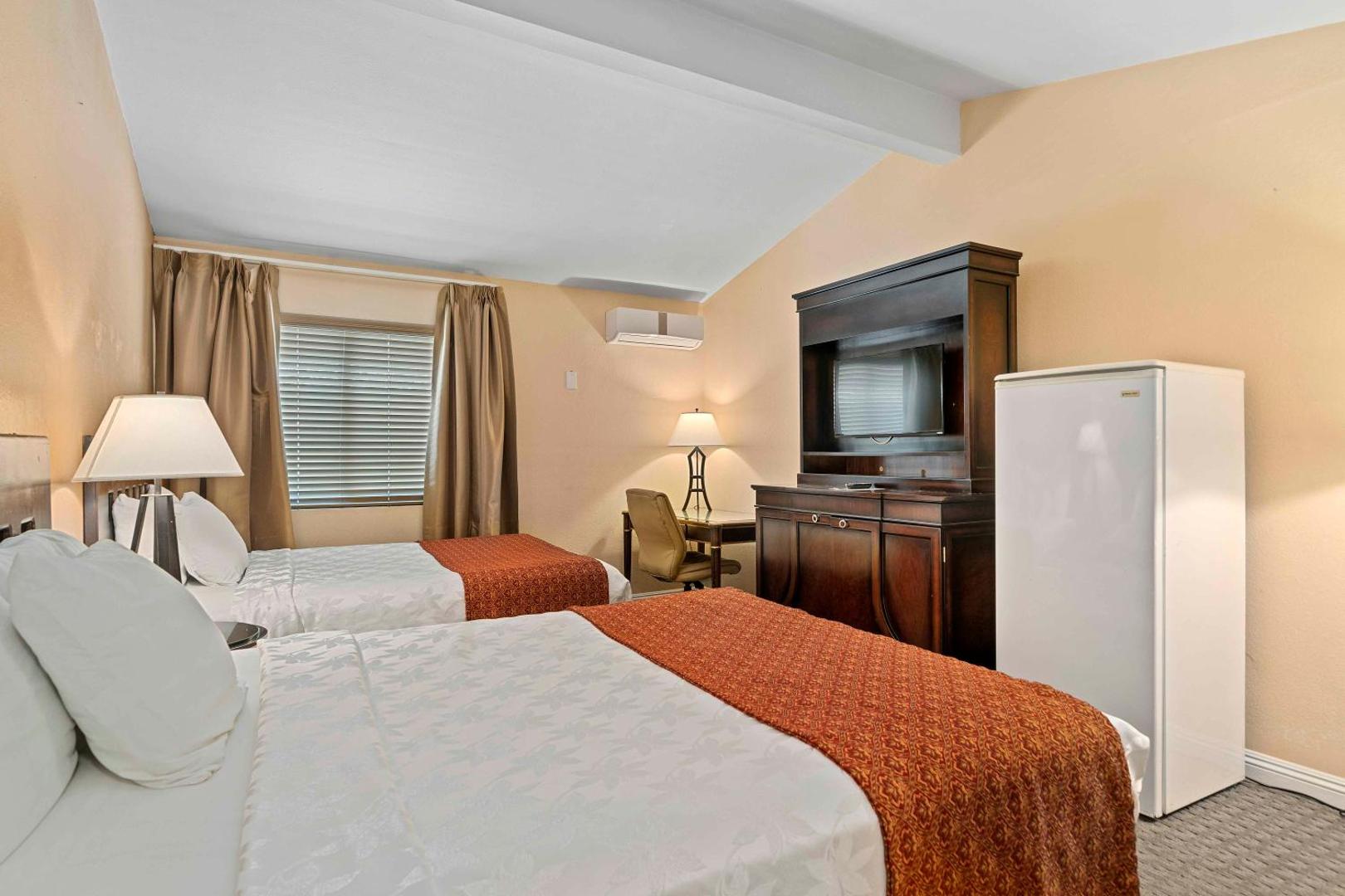 Lemon Tree Hotel & Suites