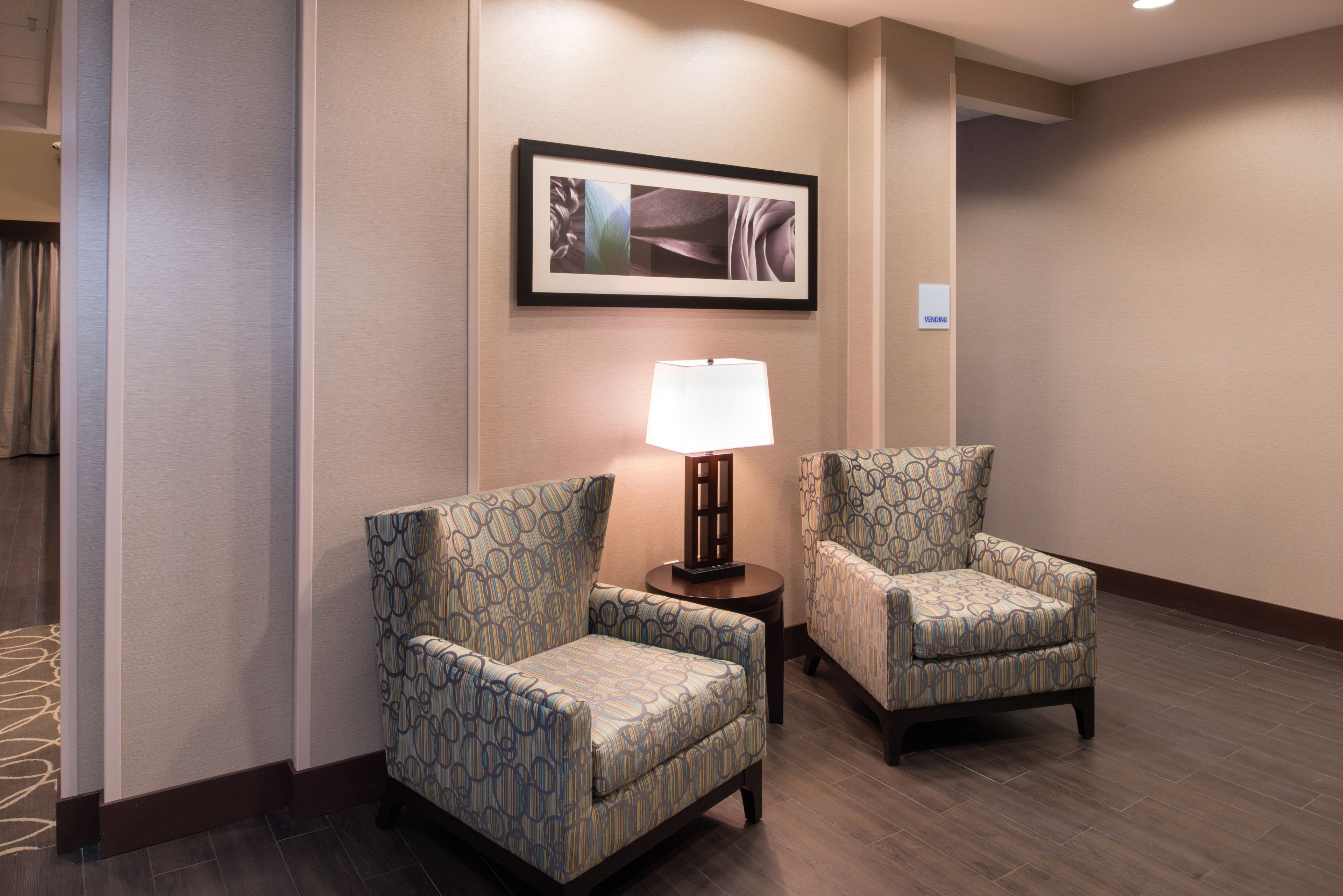 Holiday Inn Express & Suites Bakersfield Airport