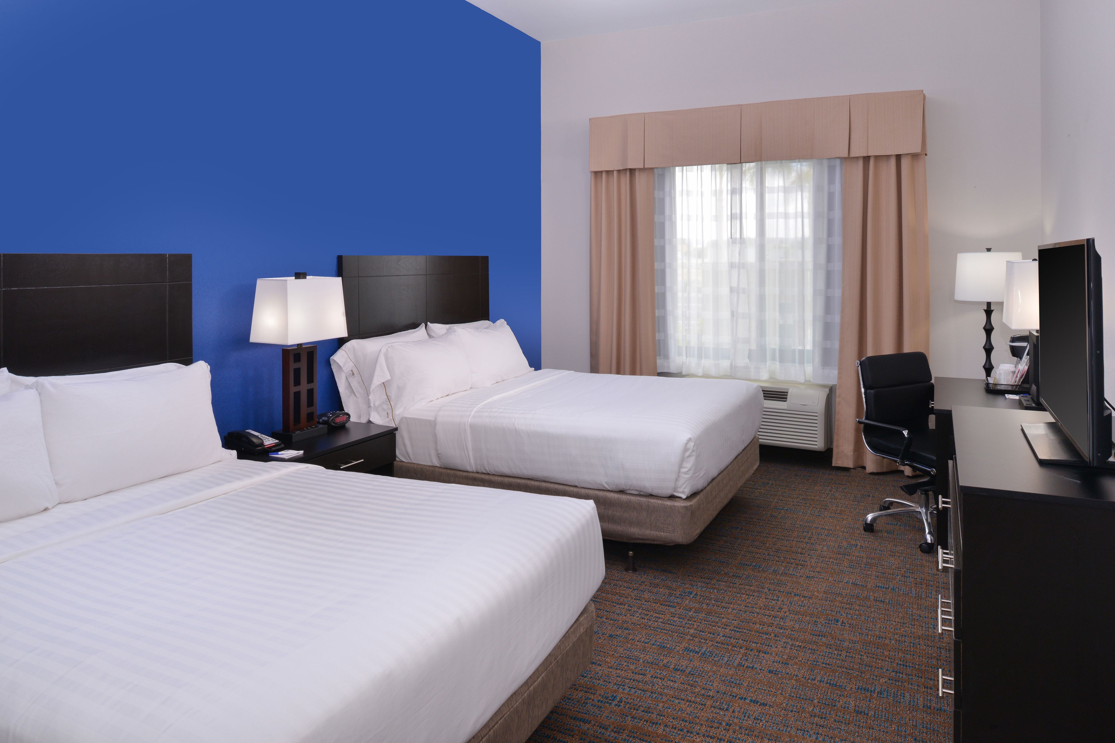 Holiday Inn Express & Suites Bakersfield Airport