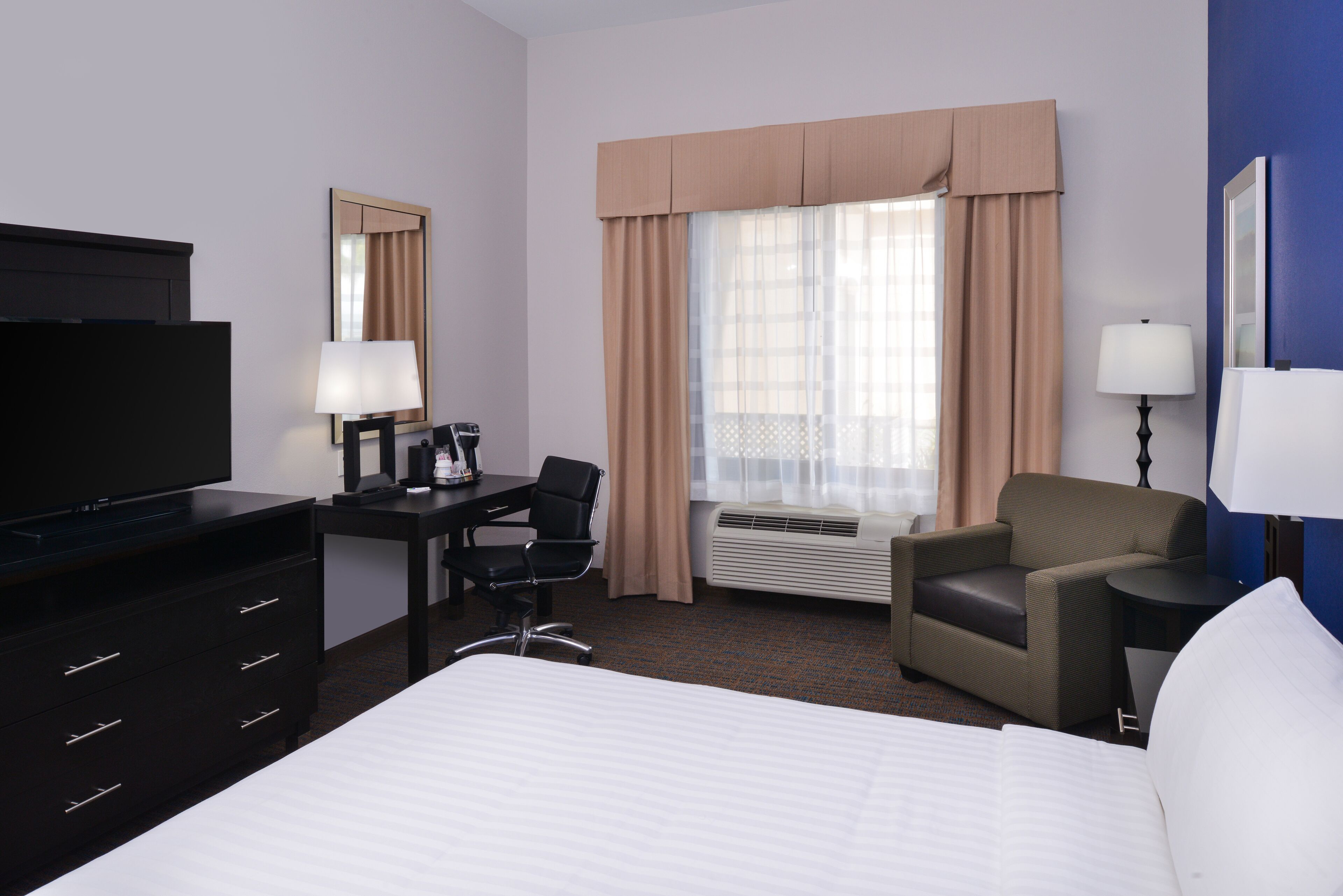 Holiday Inn Express & Suites Bakersfield Airport