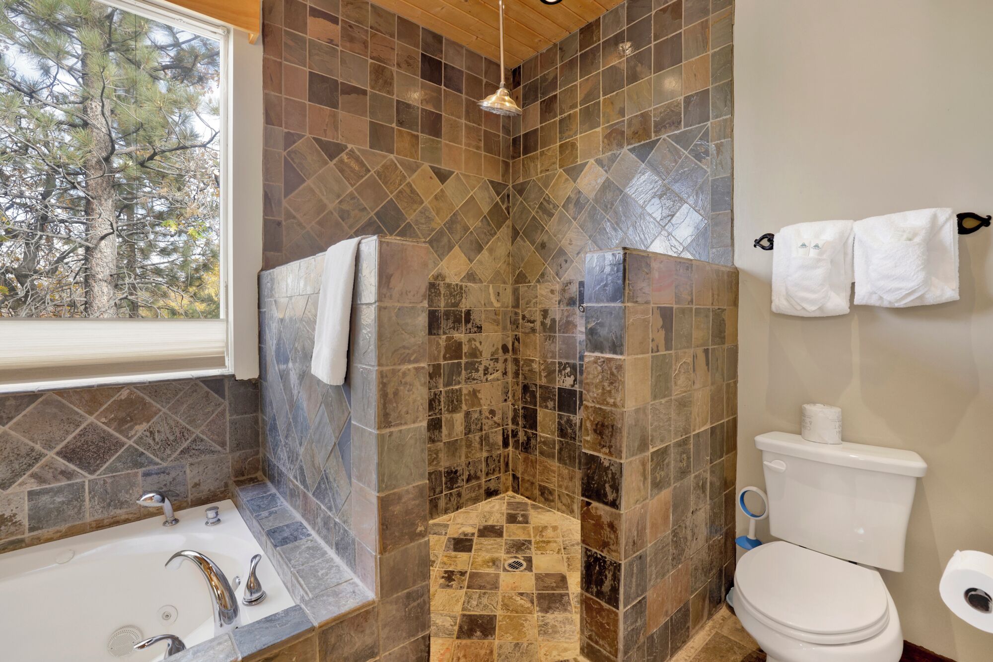 Grand Forest Lodge by Big Bear Vacation