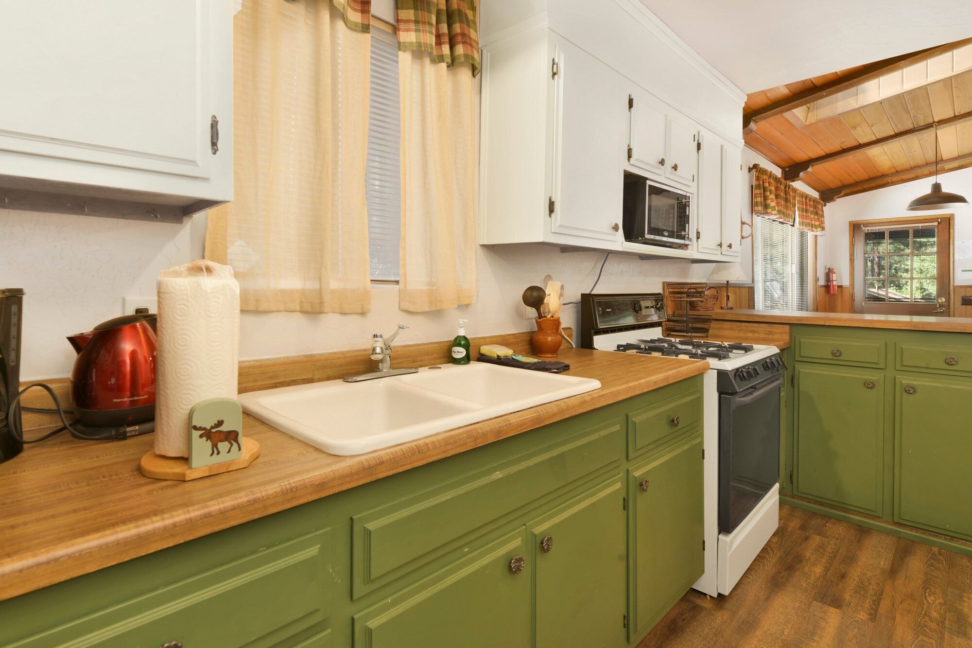 Moonridge Cottage by Big Bear Vacations