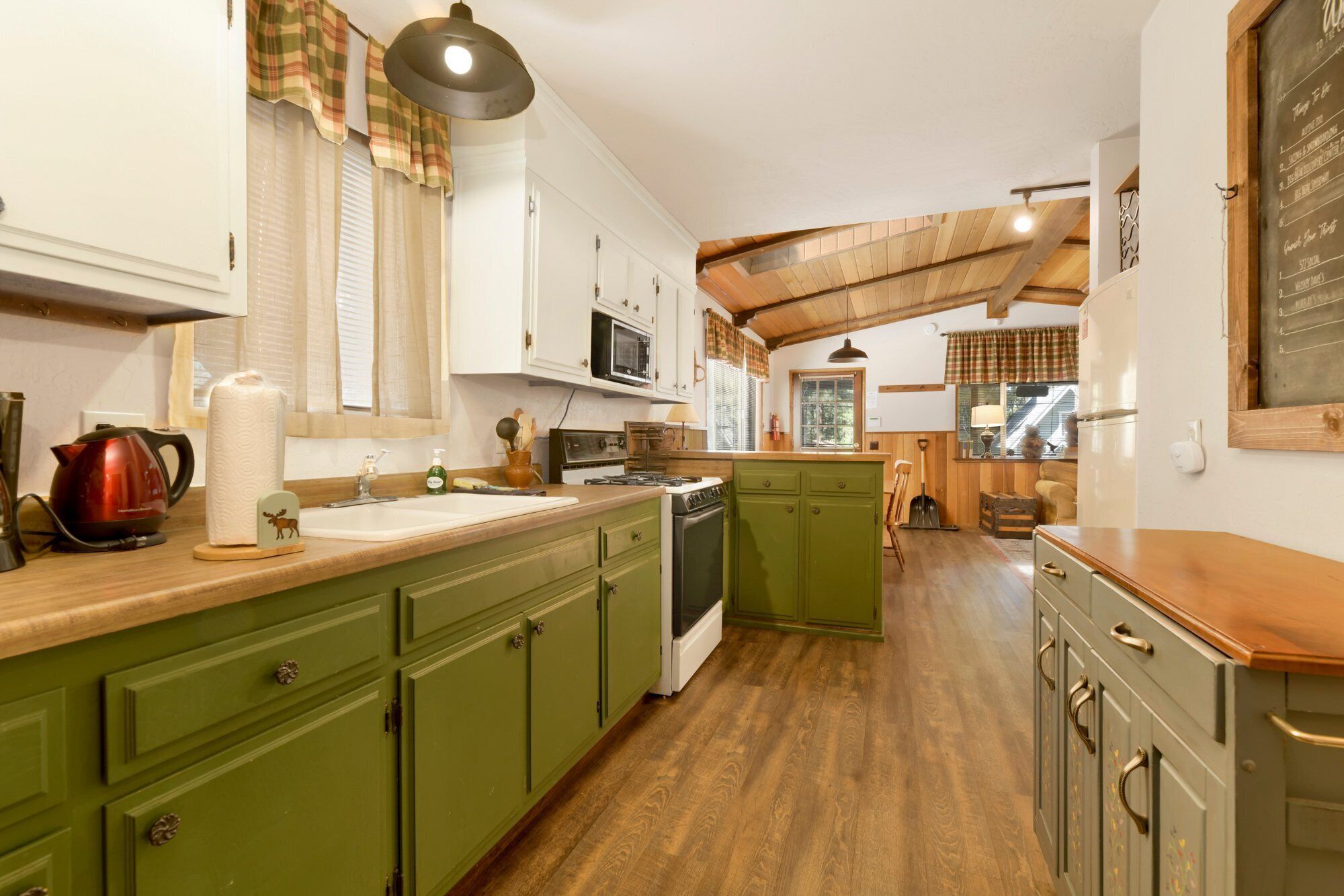 Moonridge Cottage by Big Bear Vacations