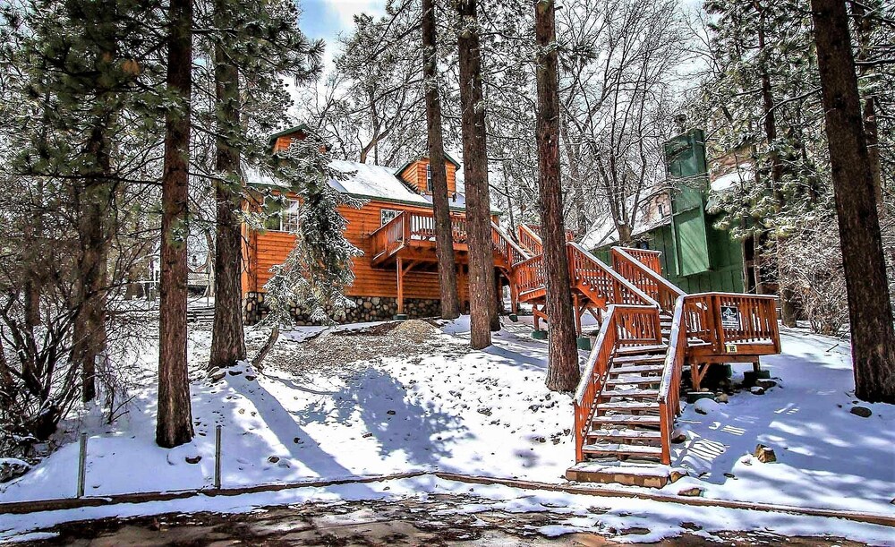 Nine Pines Lodge by Big Bear Vacations