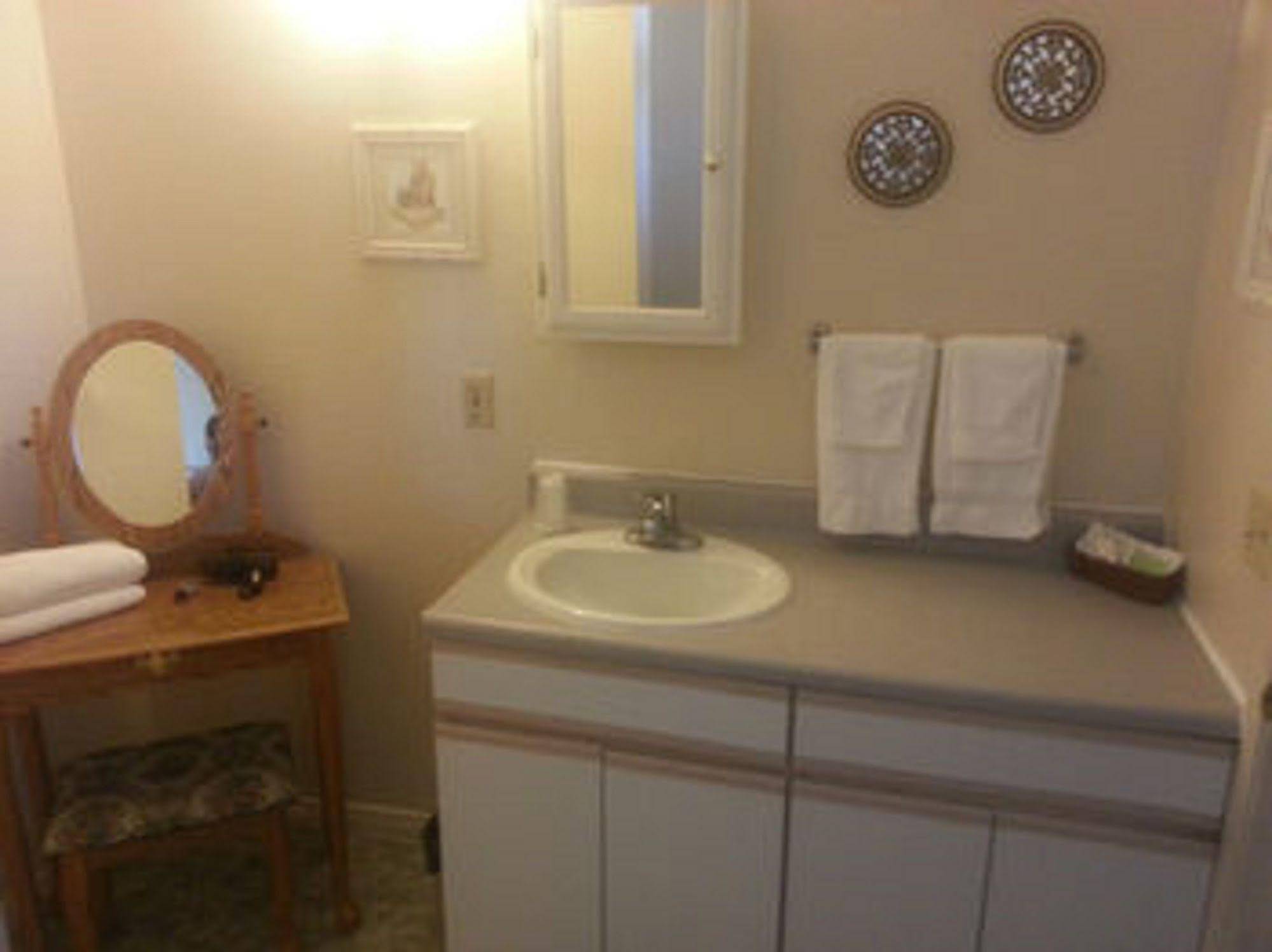 Bishop Village Motel
