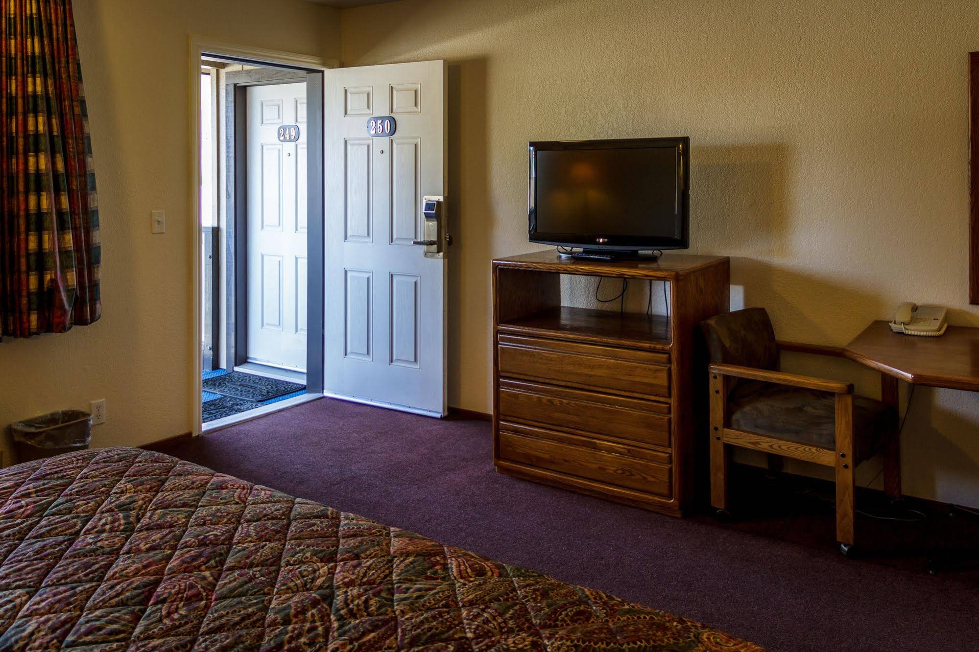 Charm Motel & Suites