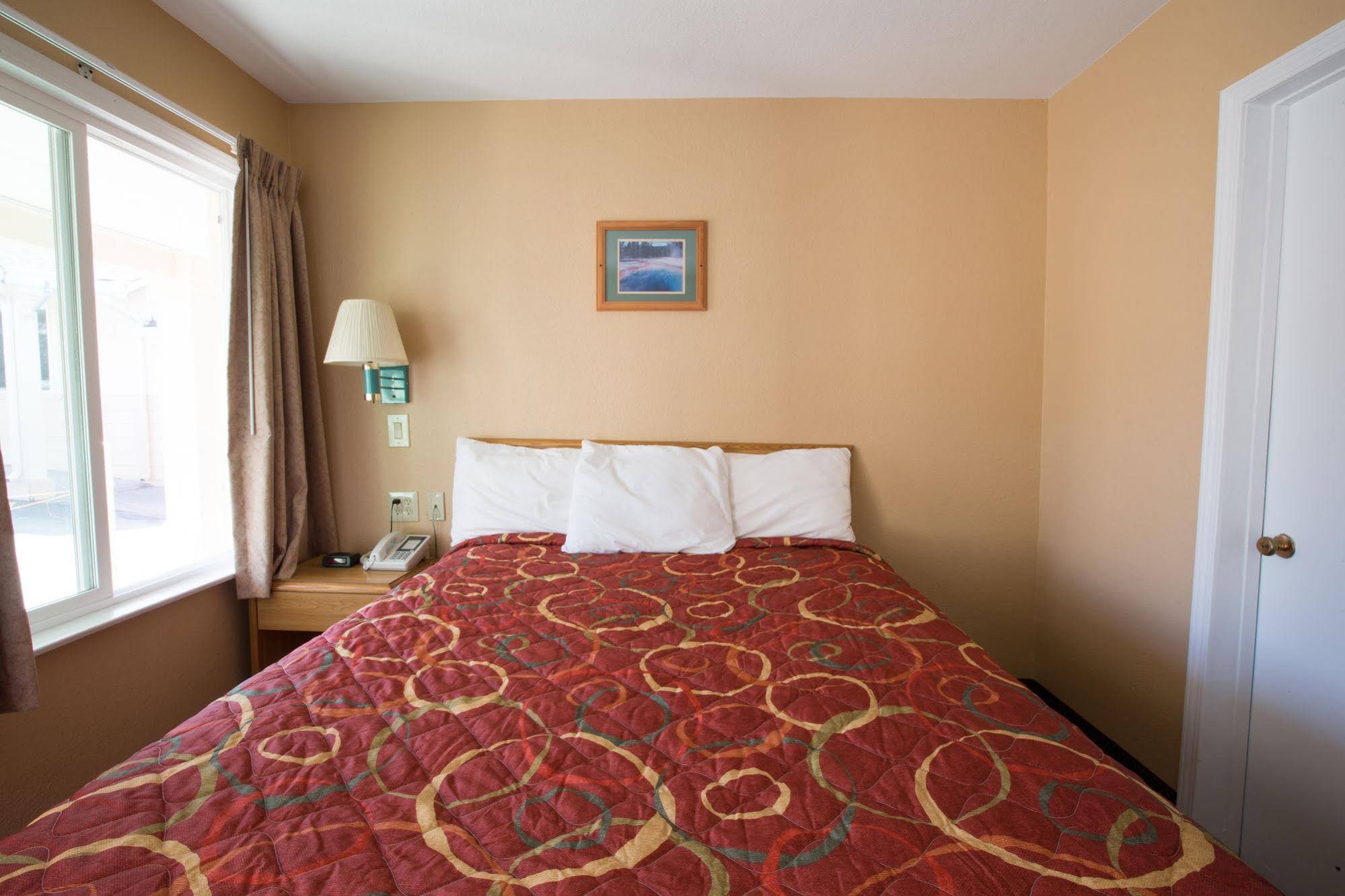 Shasta Pines Motel & Suites