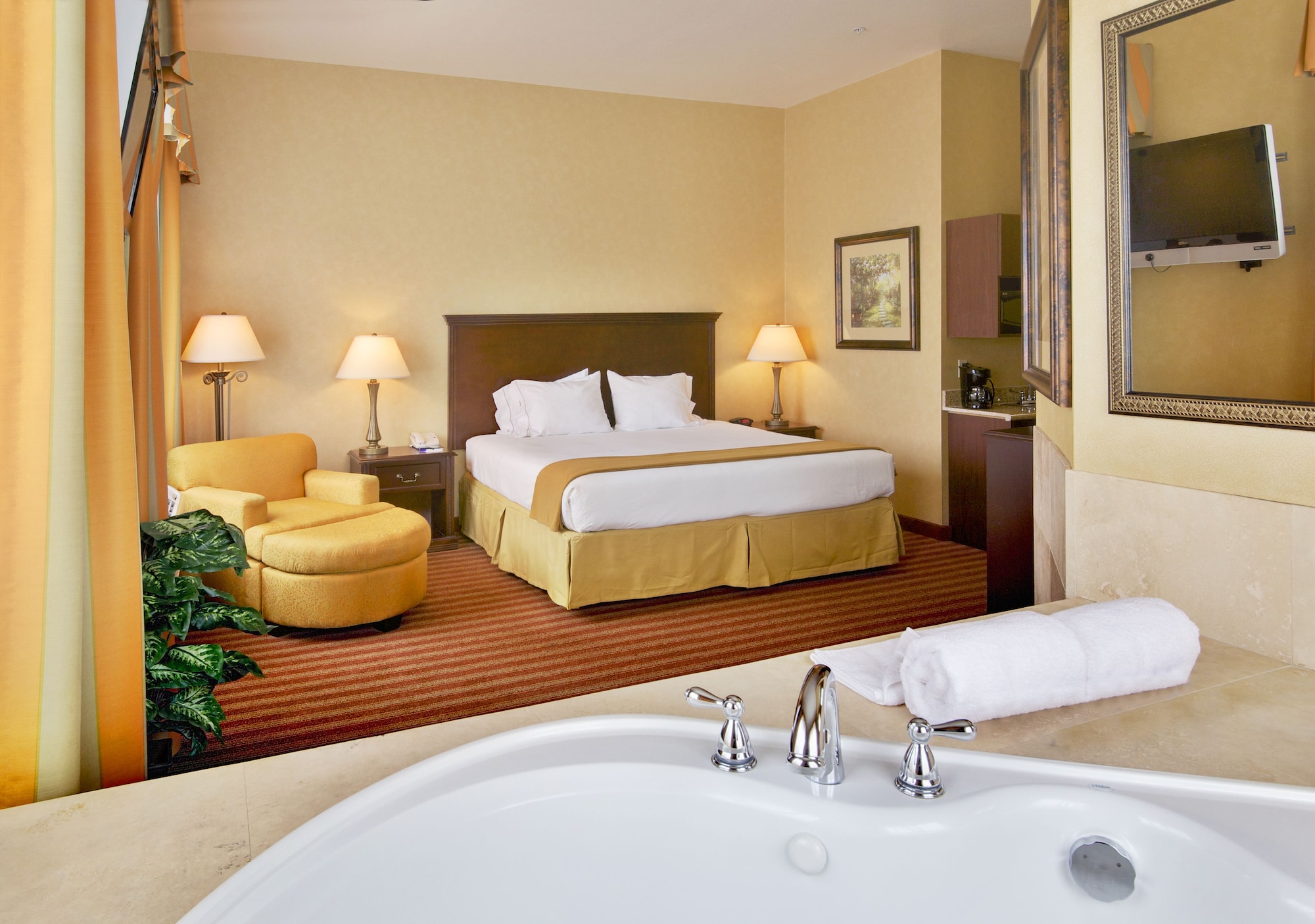 Holiday Inn Express Hotel & Suites Corona