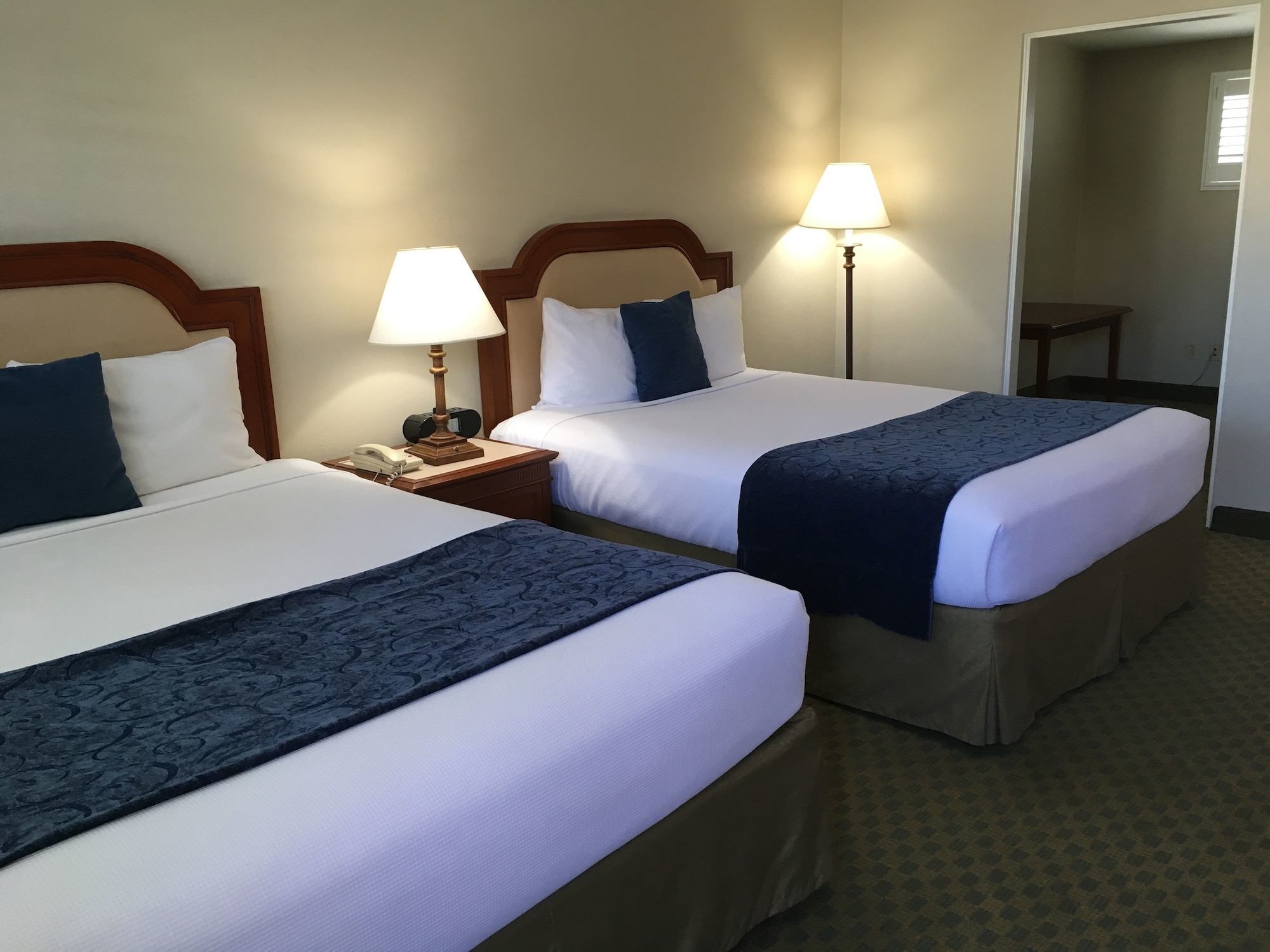 La Avenida Inn