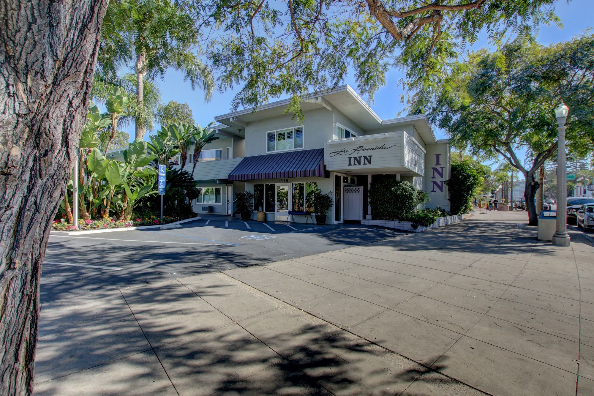 La Avenida Inn