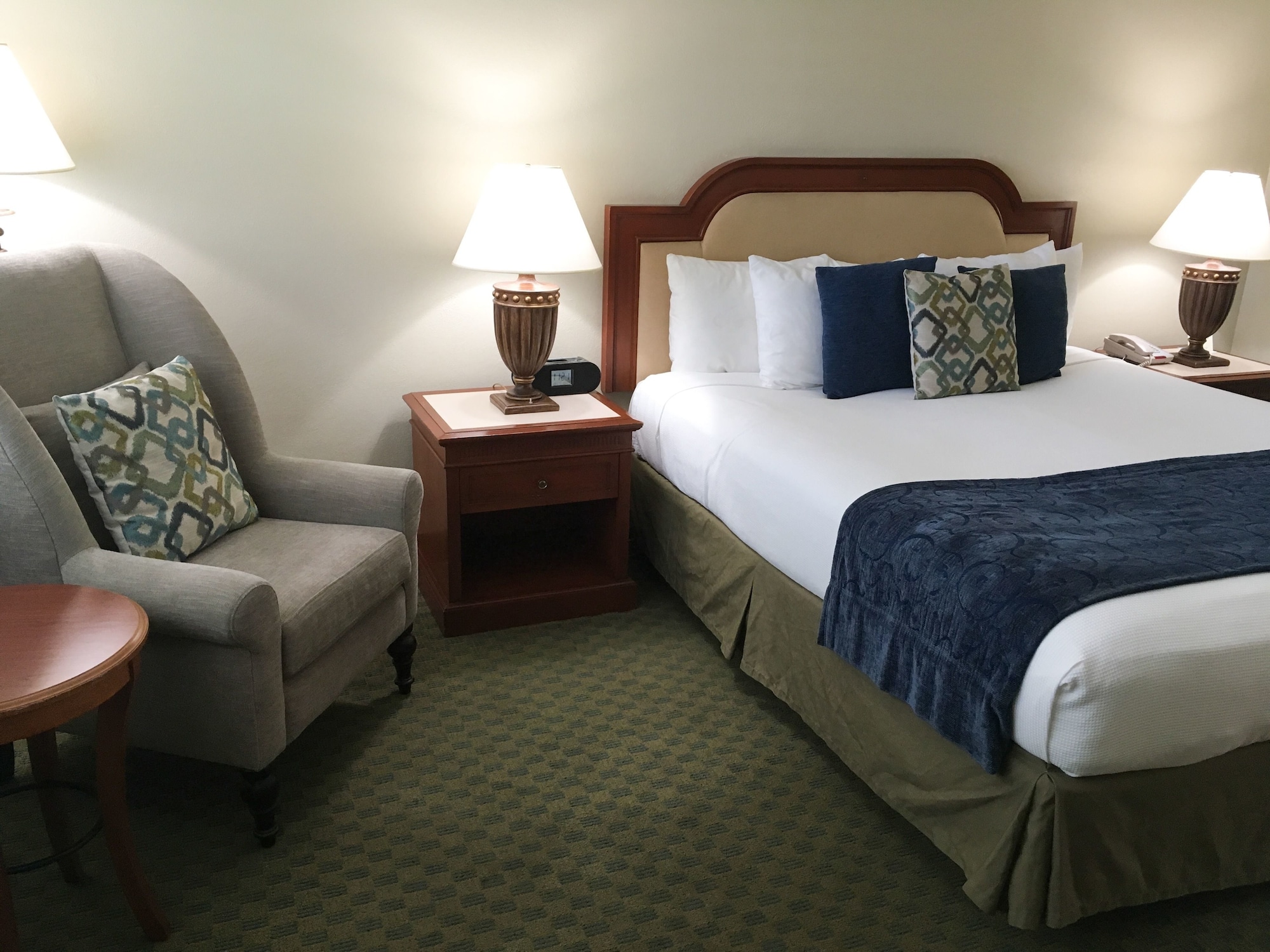 La Avenida Inn