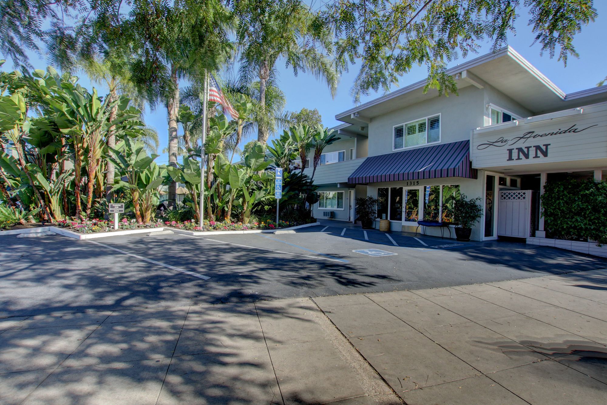 La Avenida Inn