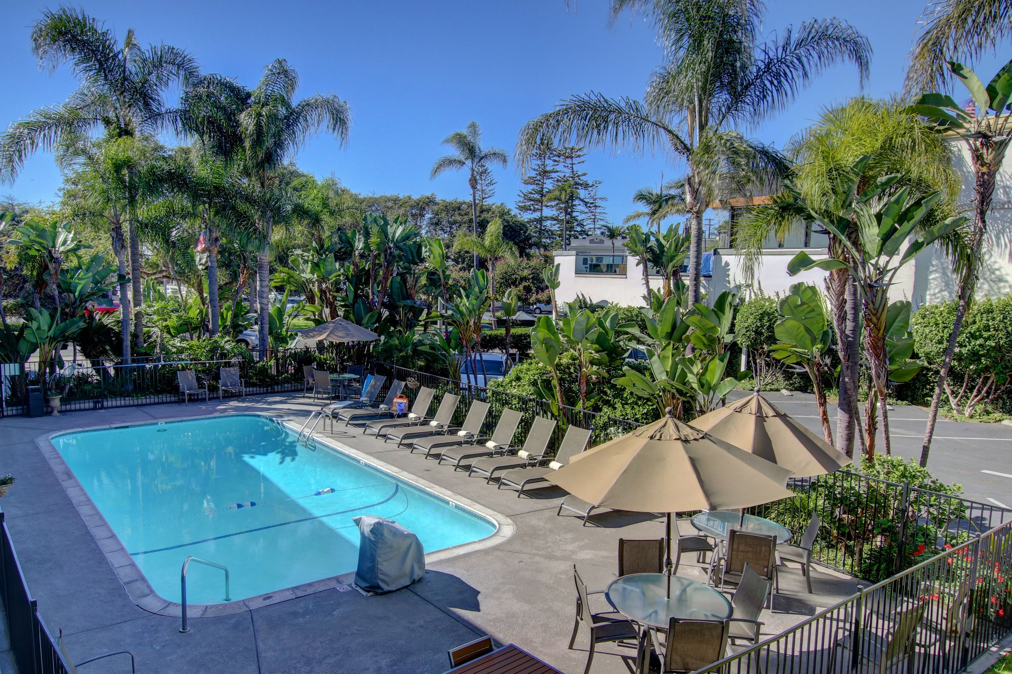 La Avenida Inn