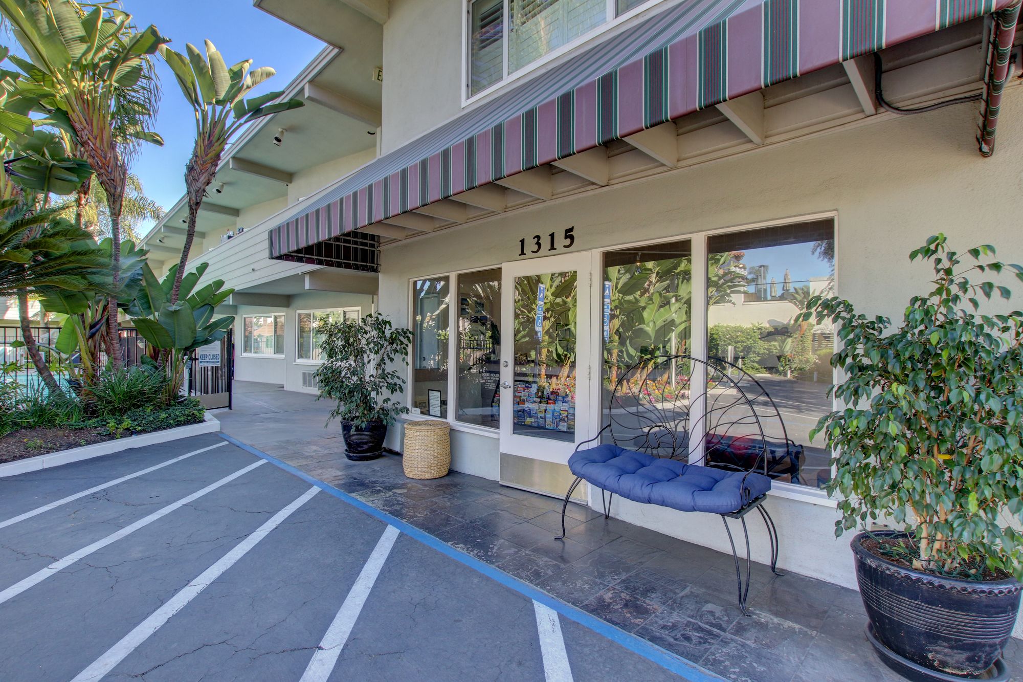 La Avenida Inn