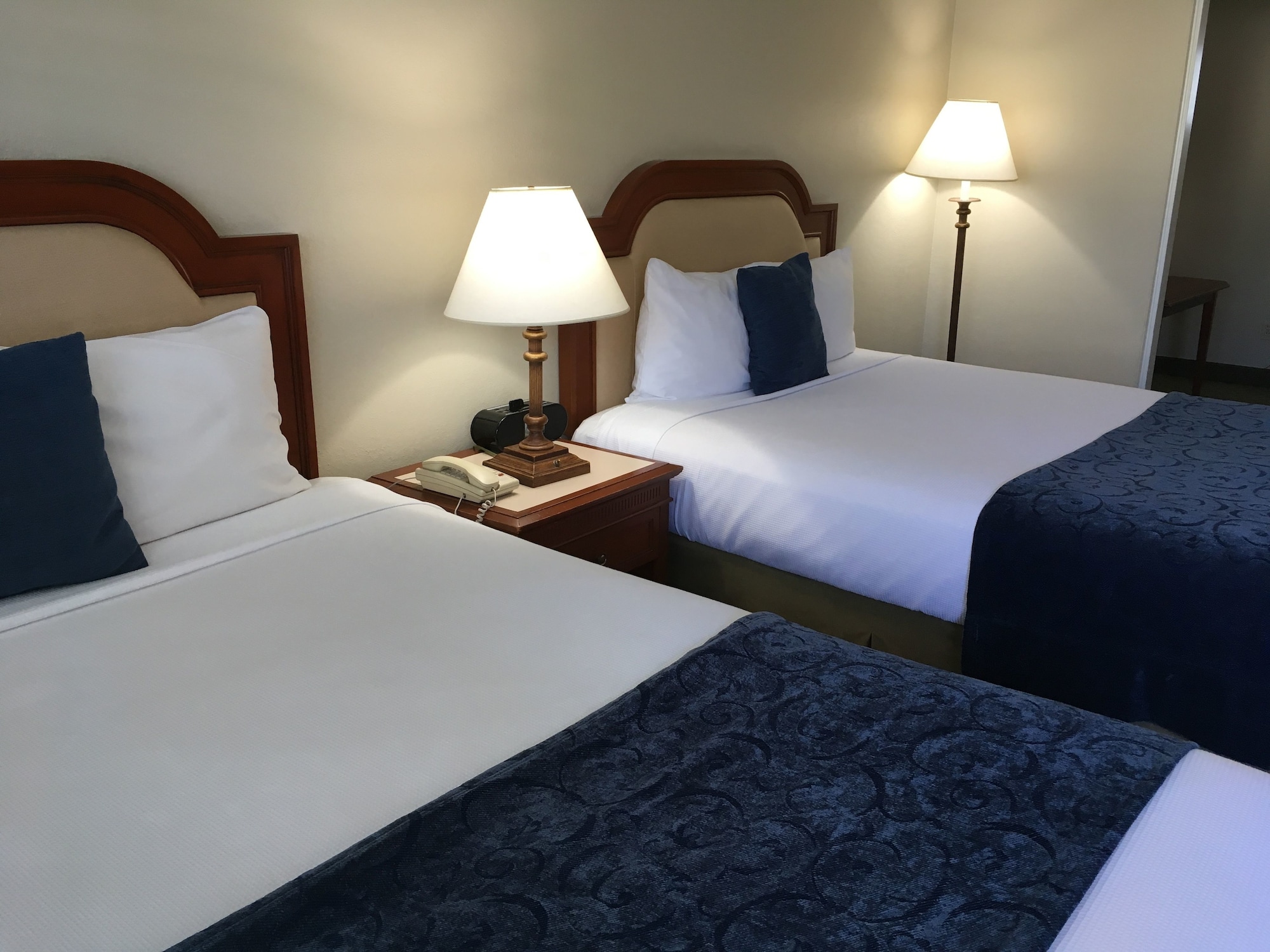 La Avenida Inn