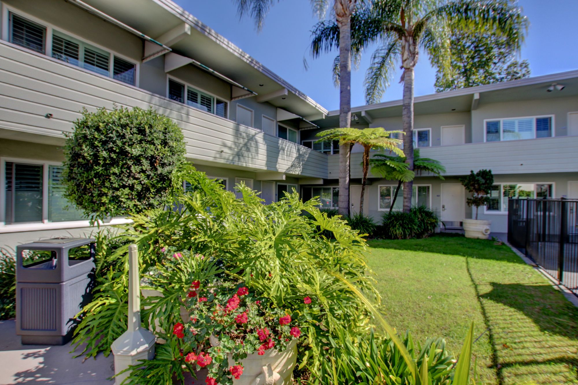 La Avenida Inn