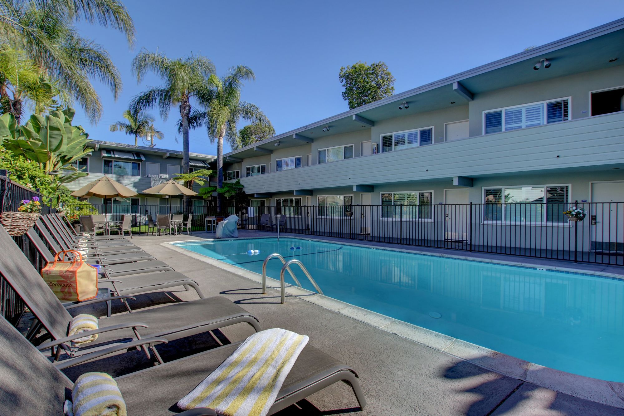 La Avenida Inn