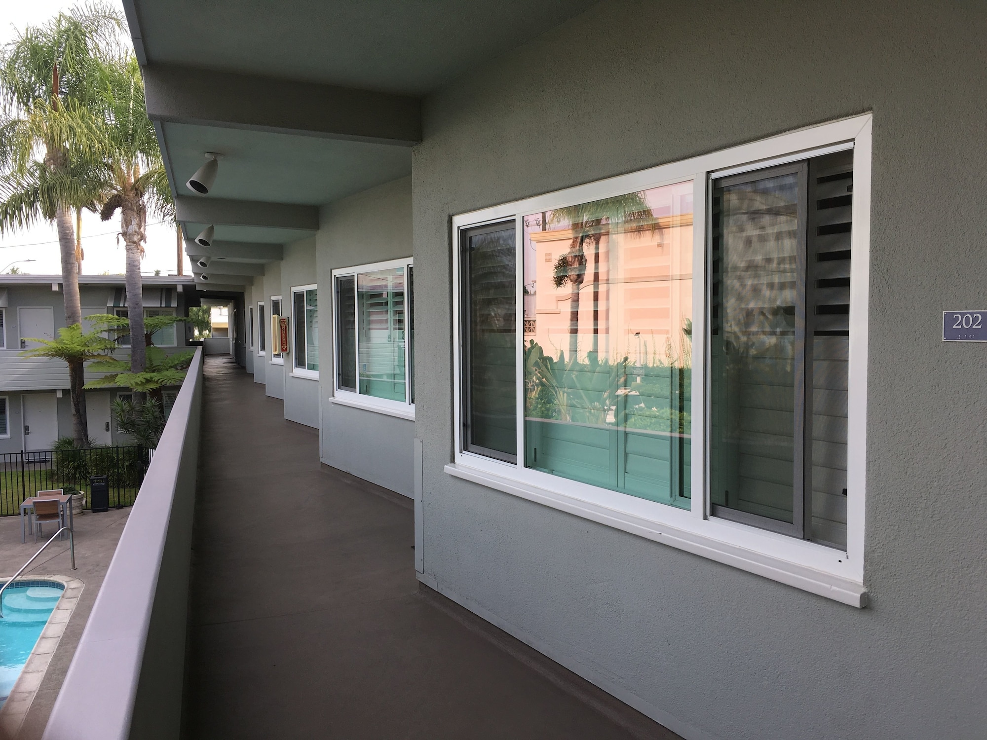 La Avenida Inn