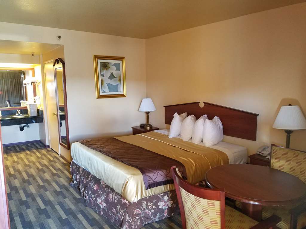 Rancho San Diego Inn & Suites