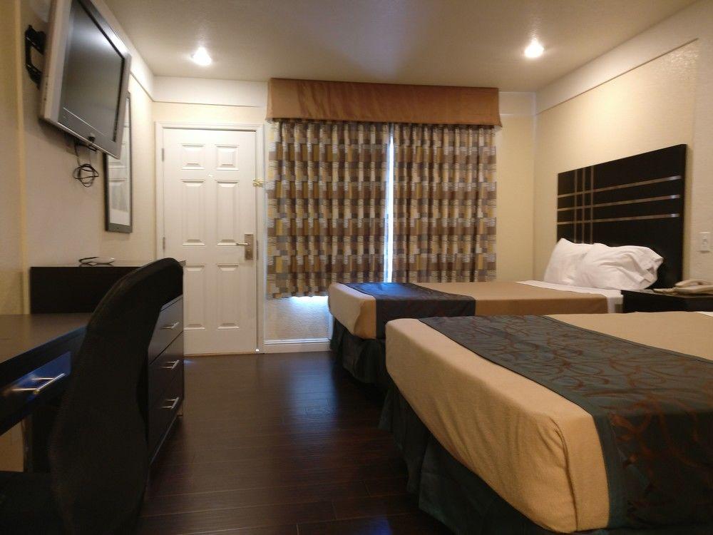 Travelodge by Wyndham Fresno Yosemite Area