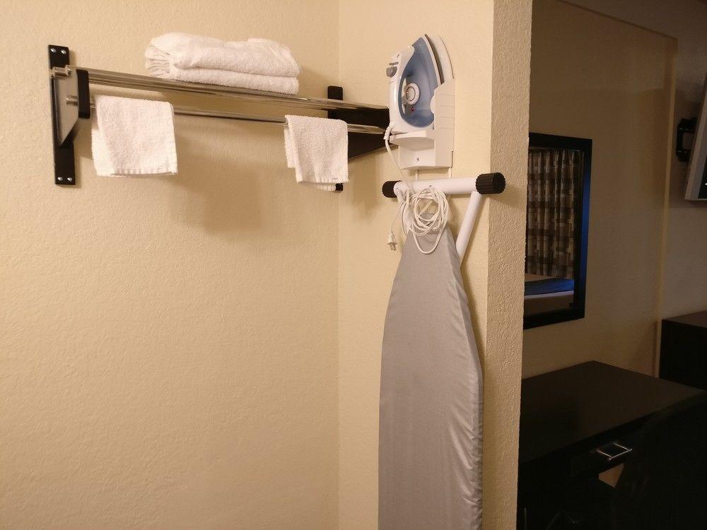 Travelodge by Wyndham Fresno Yosemite Area