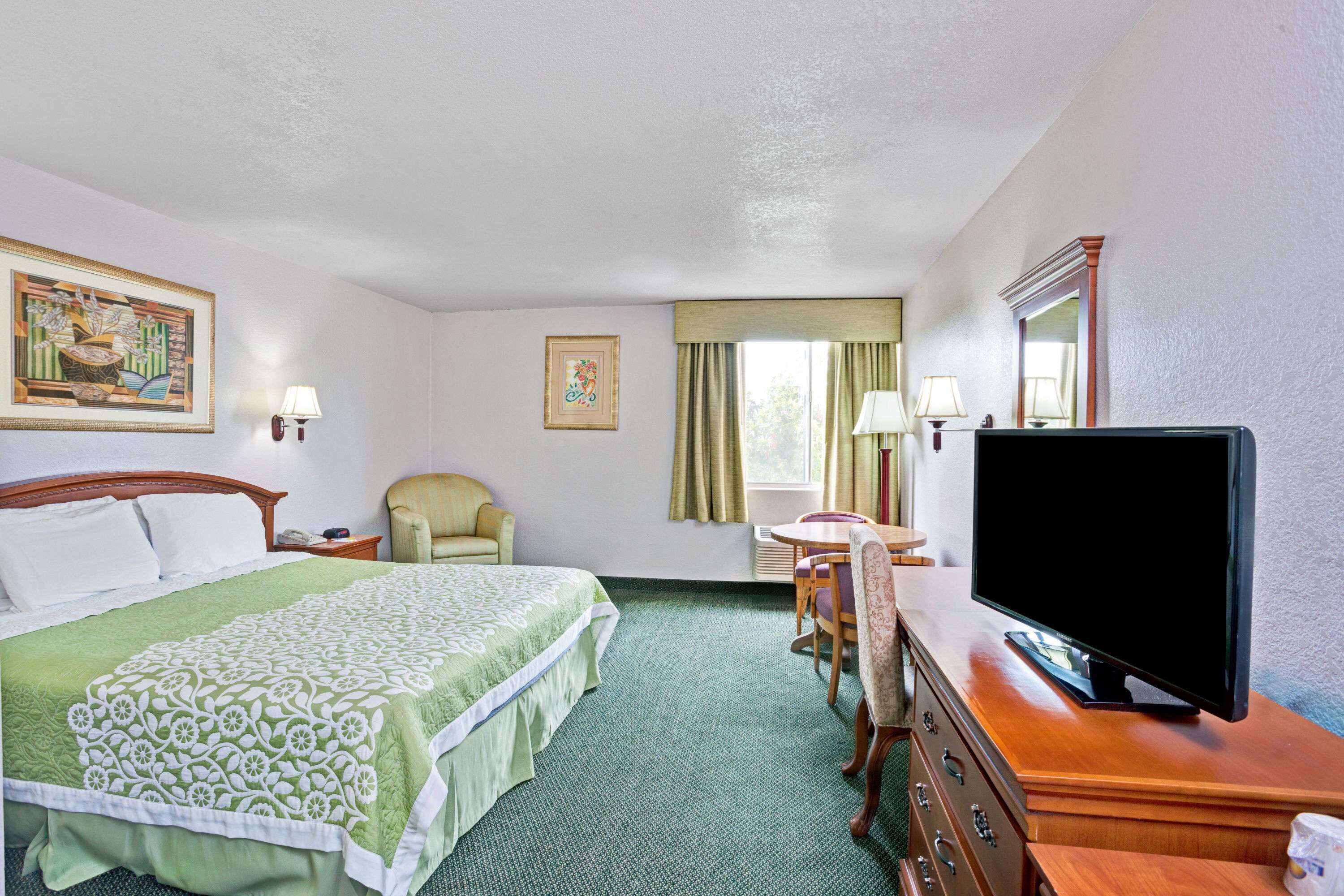 Days Inn & Suites by Wyndham Fullerton