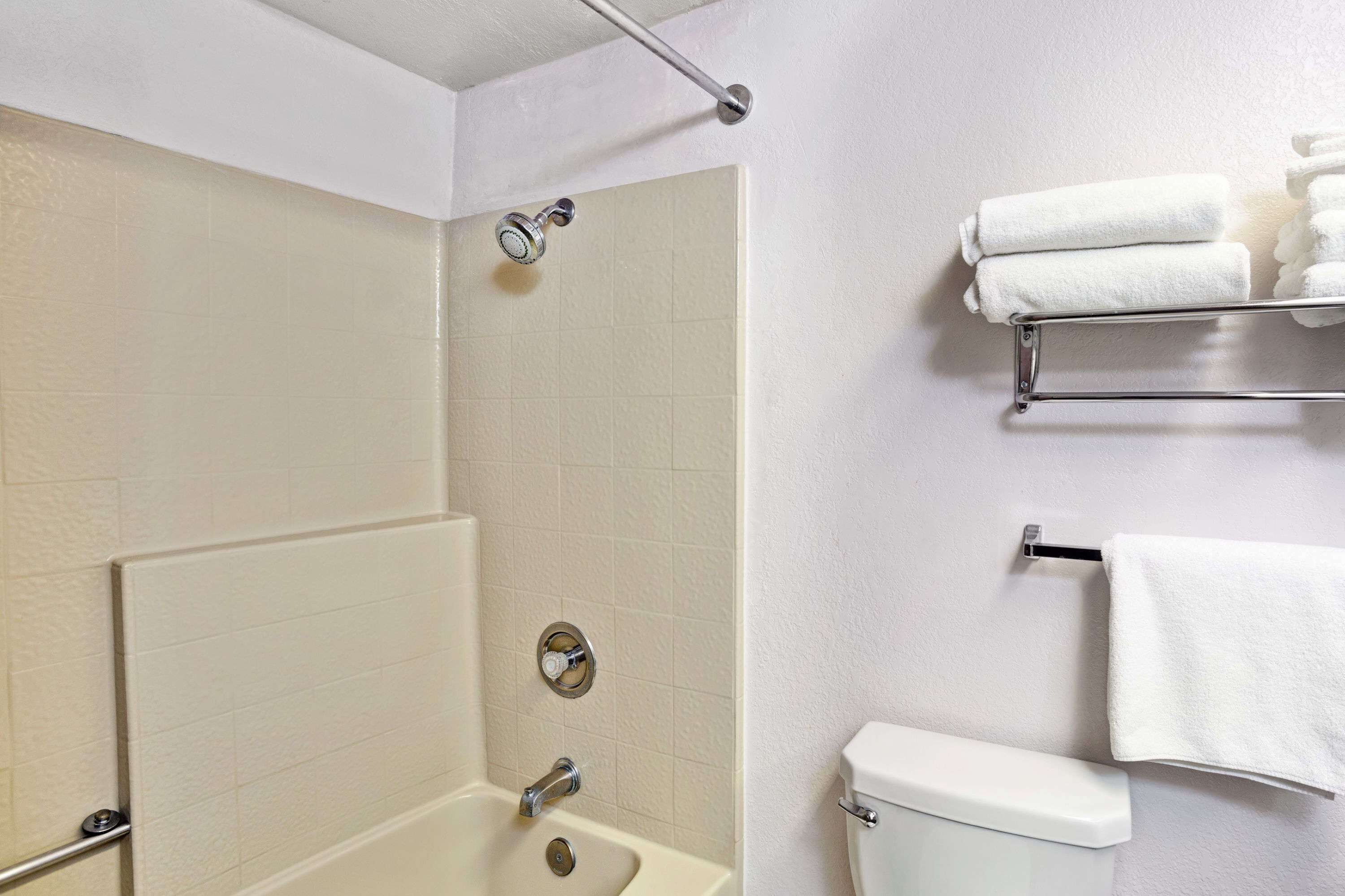 Days Inn & Suites by Wyndham Fullerton