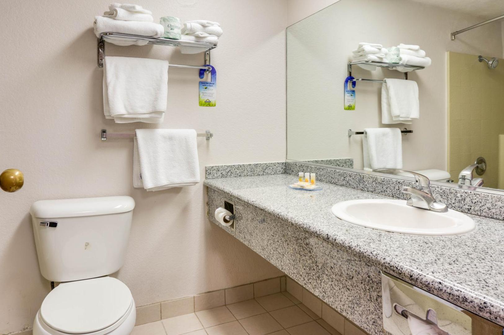Days Inn & Suites by Wyndham Fullerton