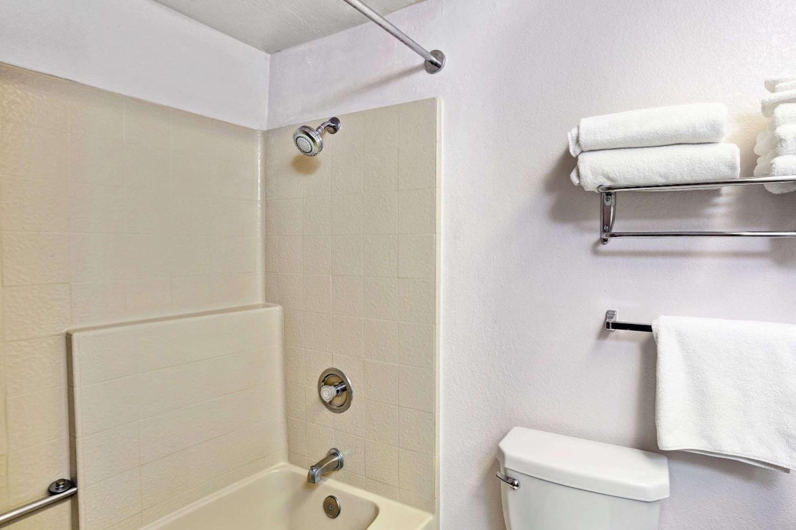 Days Inn & Suites by Wyndham Fullerton