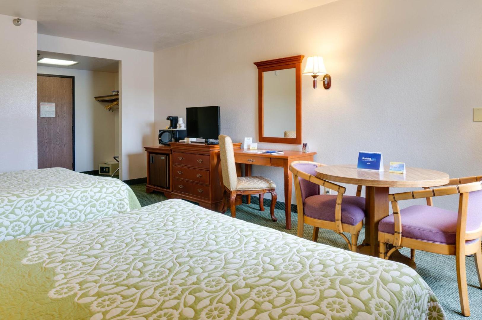Days Inn & Suites by Wyndham Fullerton