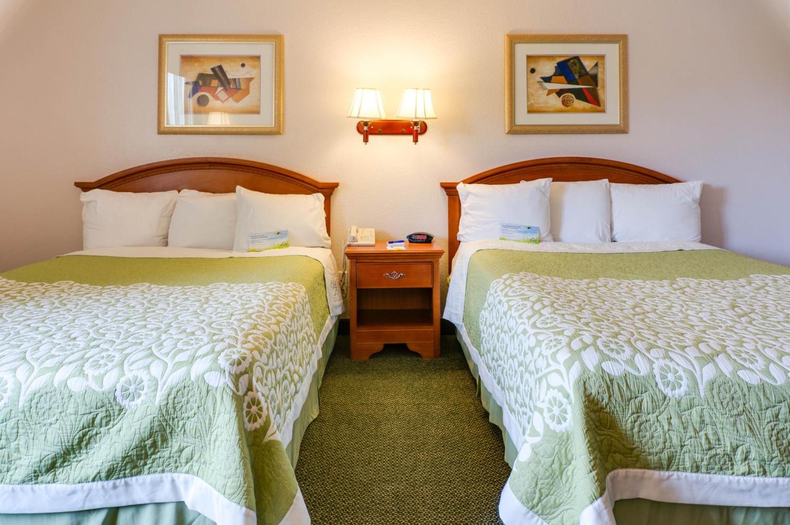 Days Inn & Suites by Wyndham Fullerton