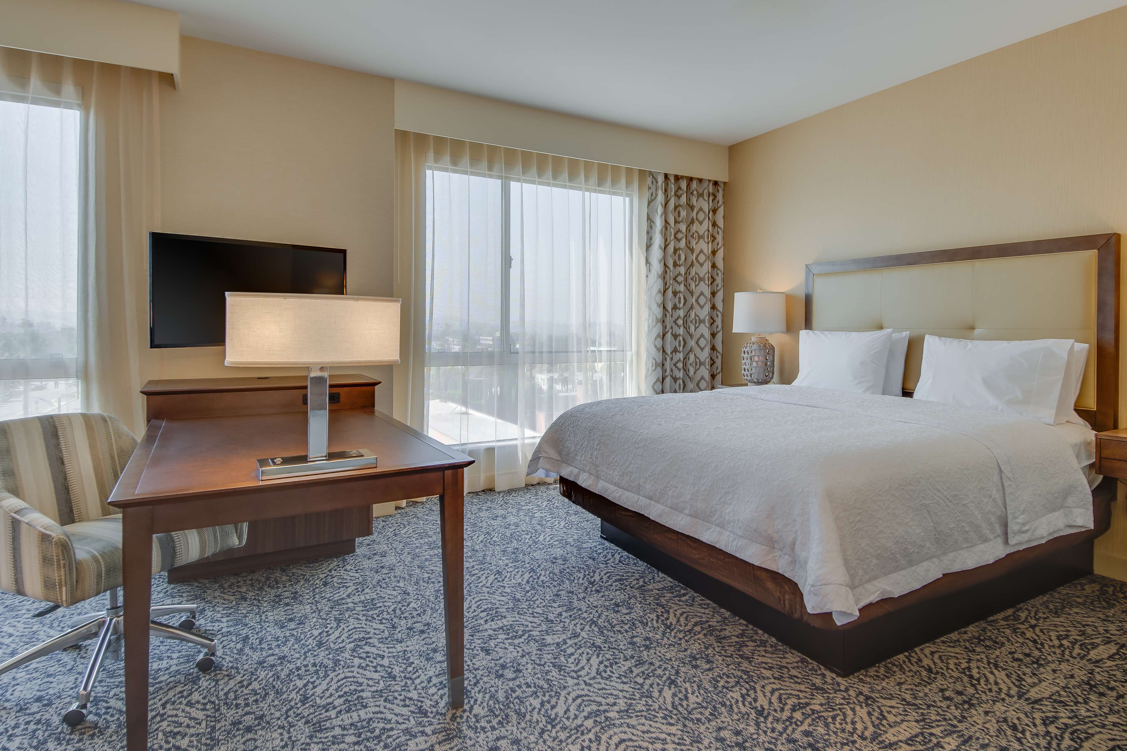 Hampton Inn & Suites Los Angeles - Glendale