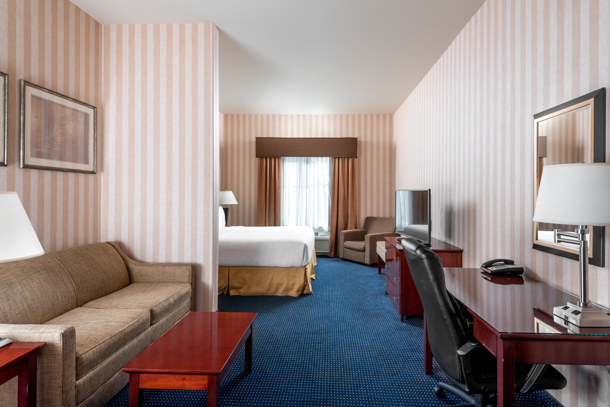 Holiday Inn Express & Suites Lathrop