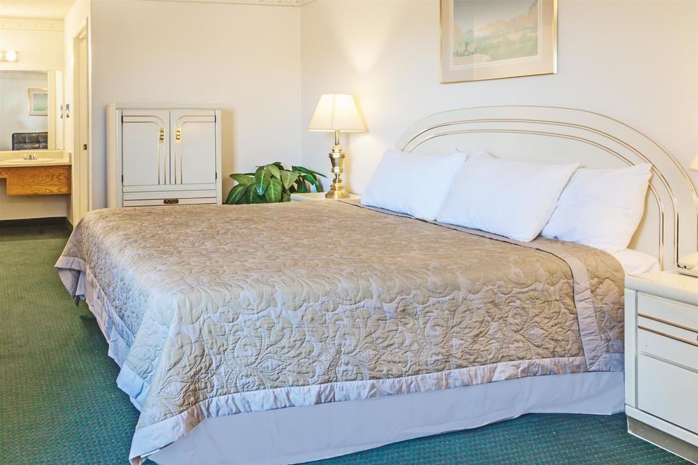 Super 8 by Wyndham Lindsay Olive Tree