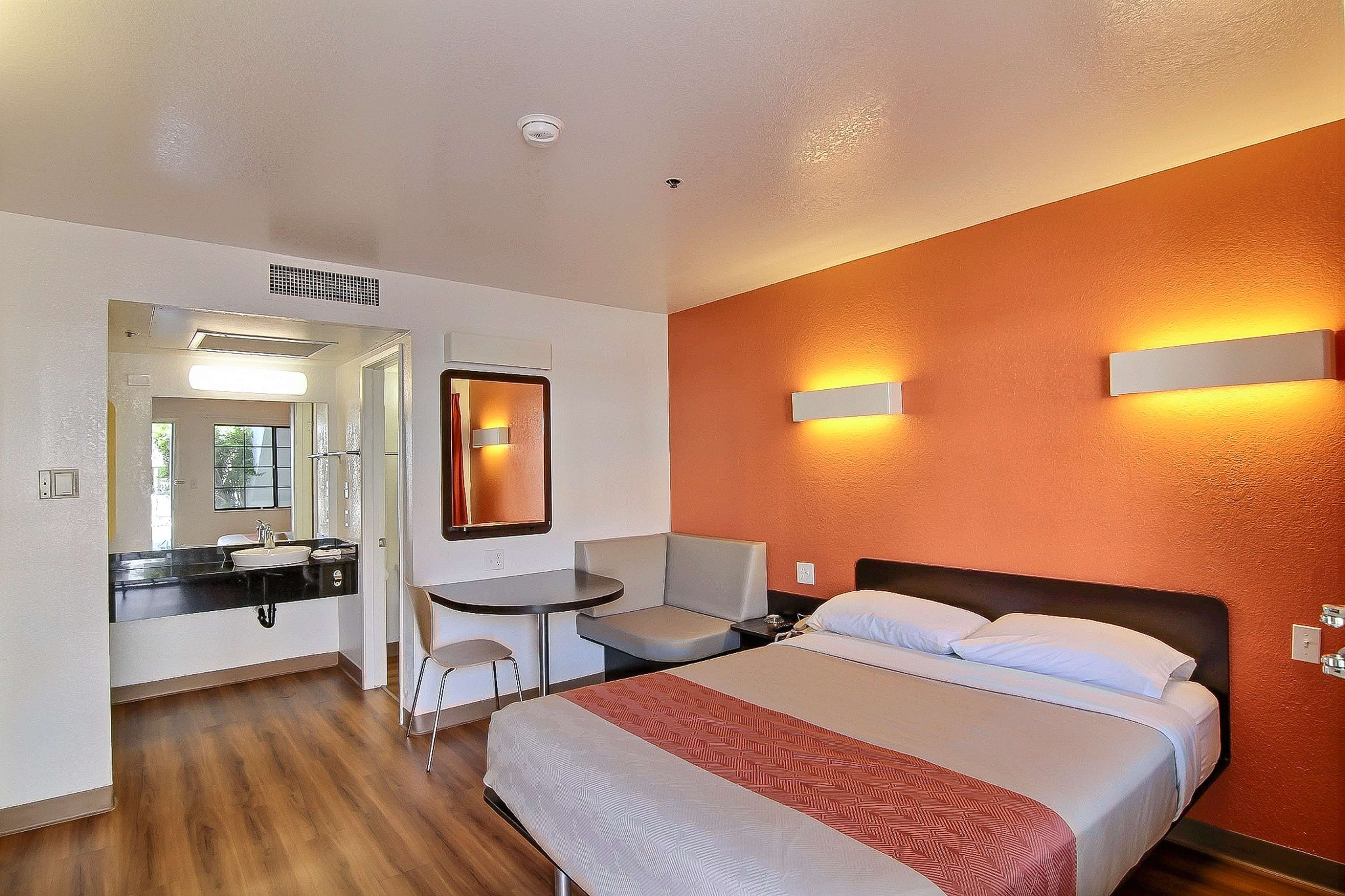 Motel 6 Thousand Oaks South