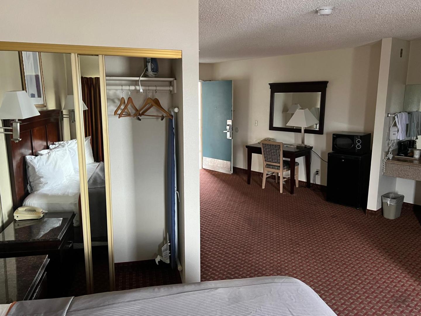 Days Inn and Suites by Wyndham Rancho Cordova