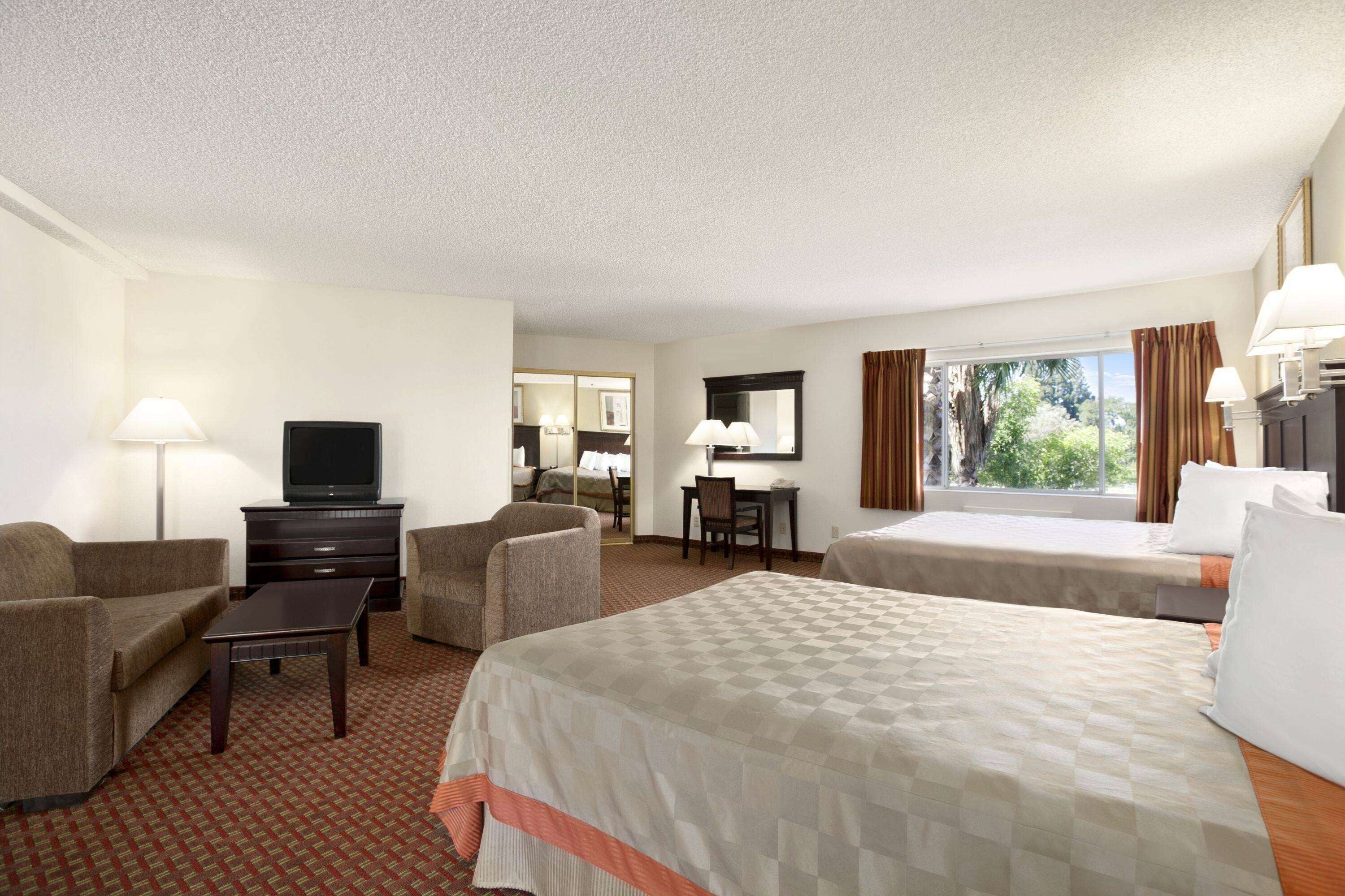 Days Inn and Suites by Wyndham Rancho Cordova