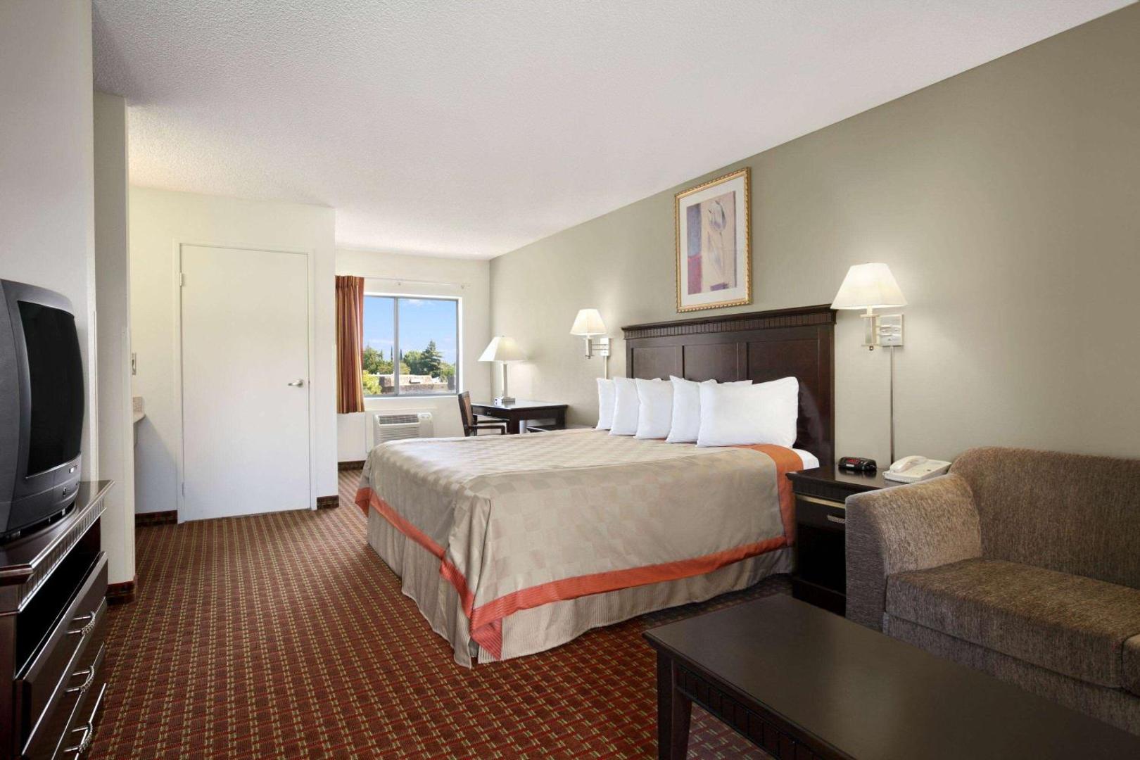Days Inn and Suites by Wyndham Rancho Cordova