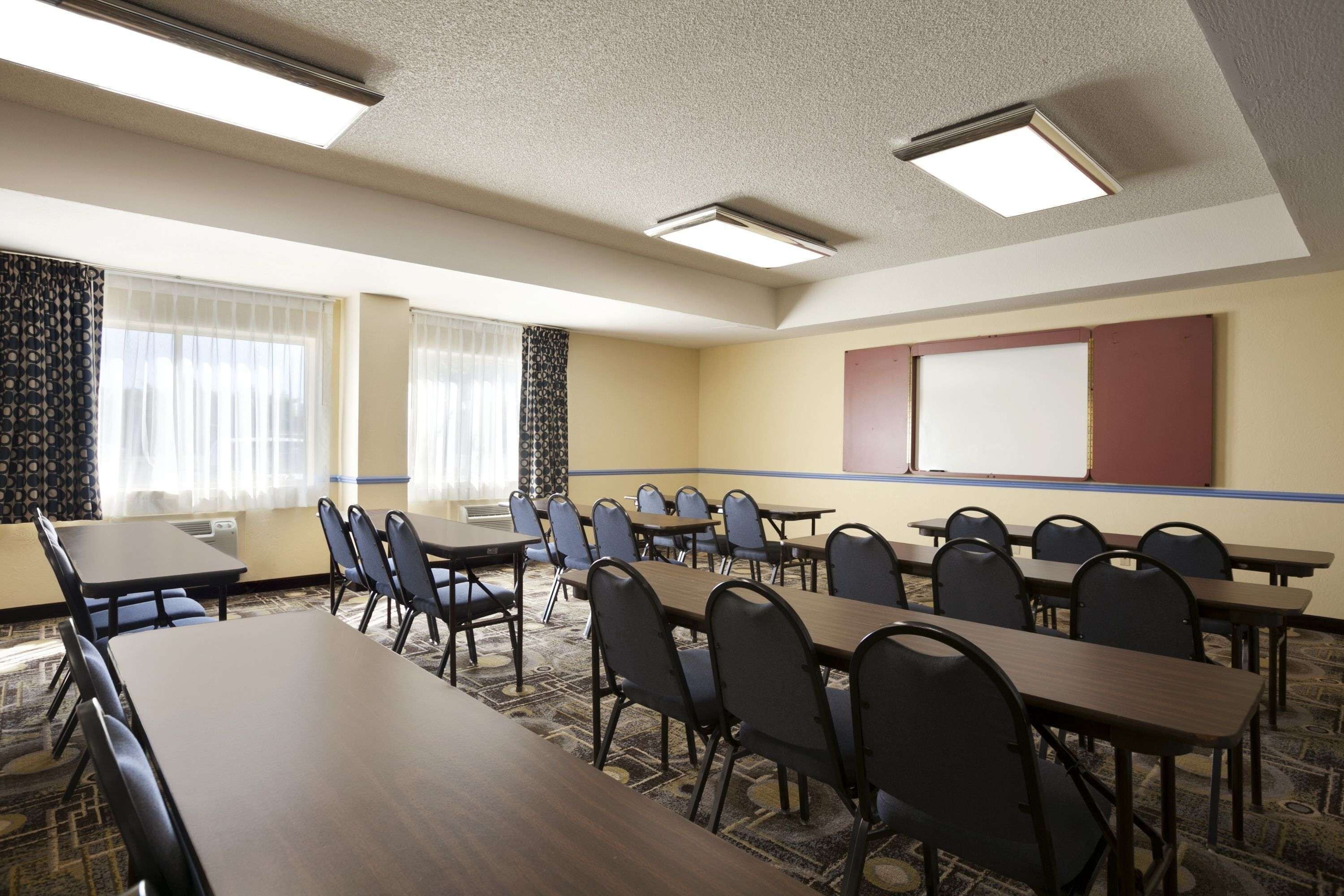 Days Inn and Suites by Wyndham Rancho Cordova