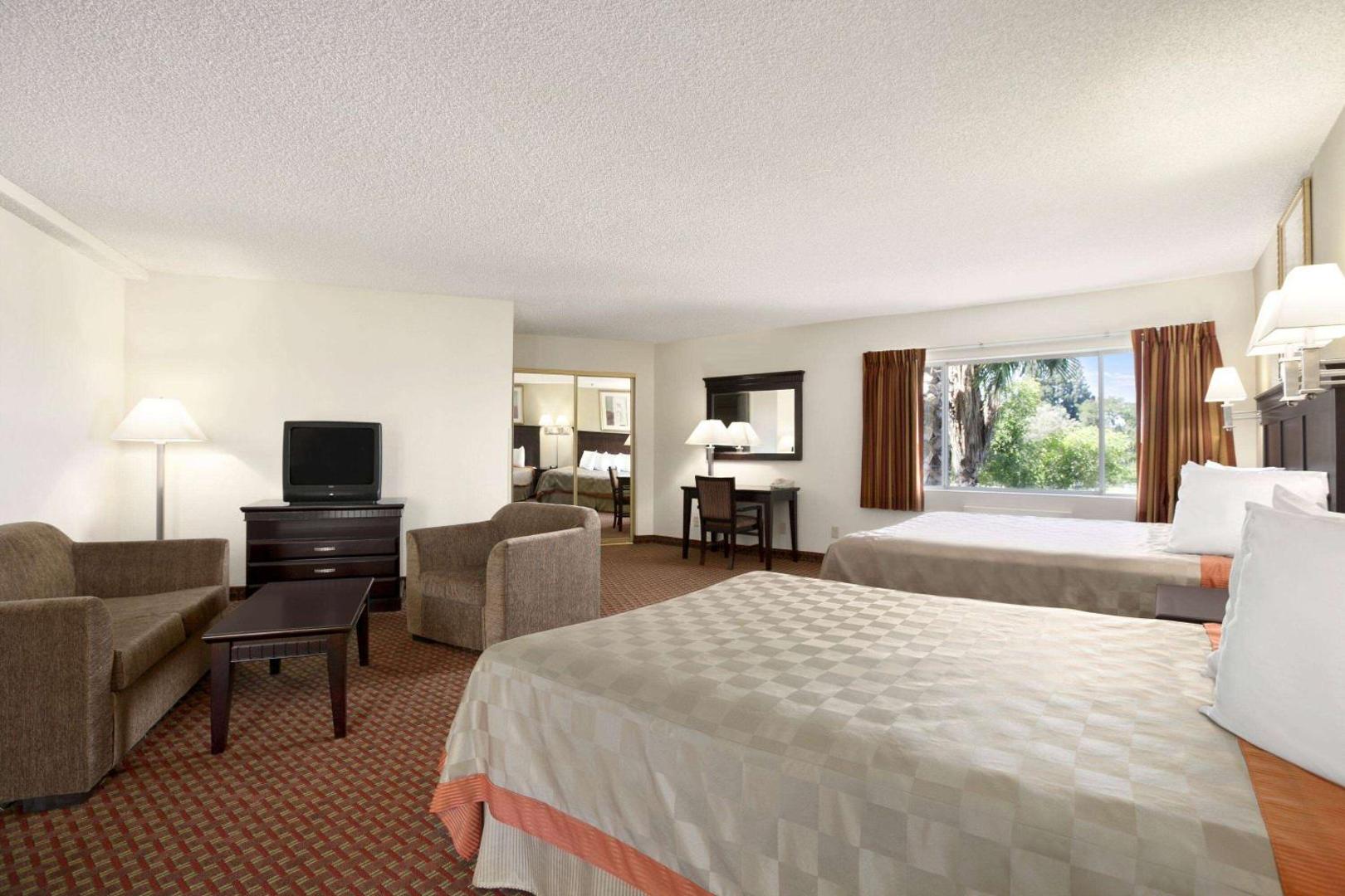 Days Inn and Suites by Wyndham Rancho Cordova