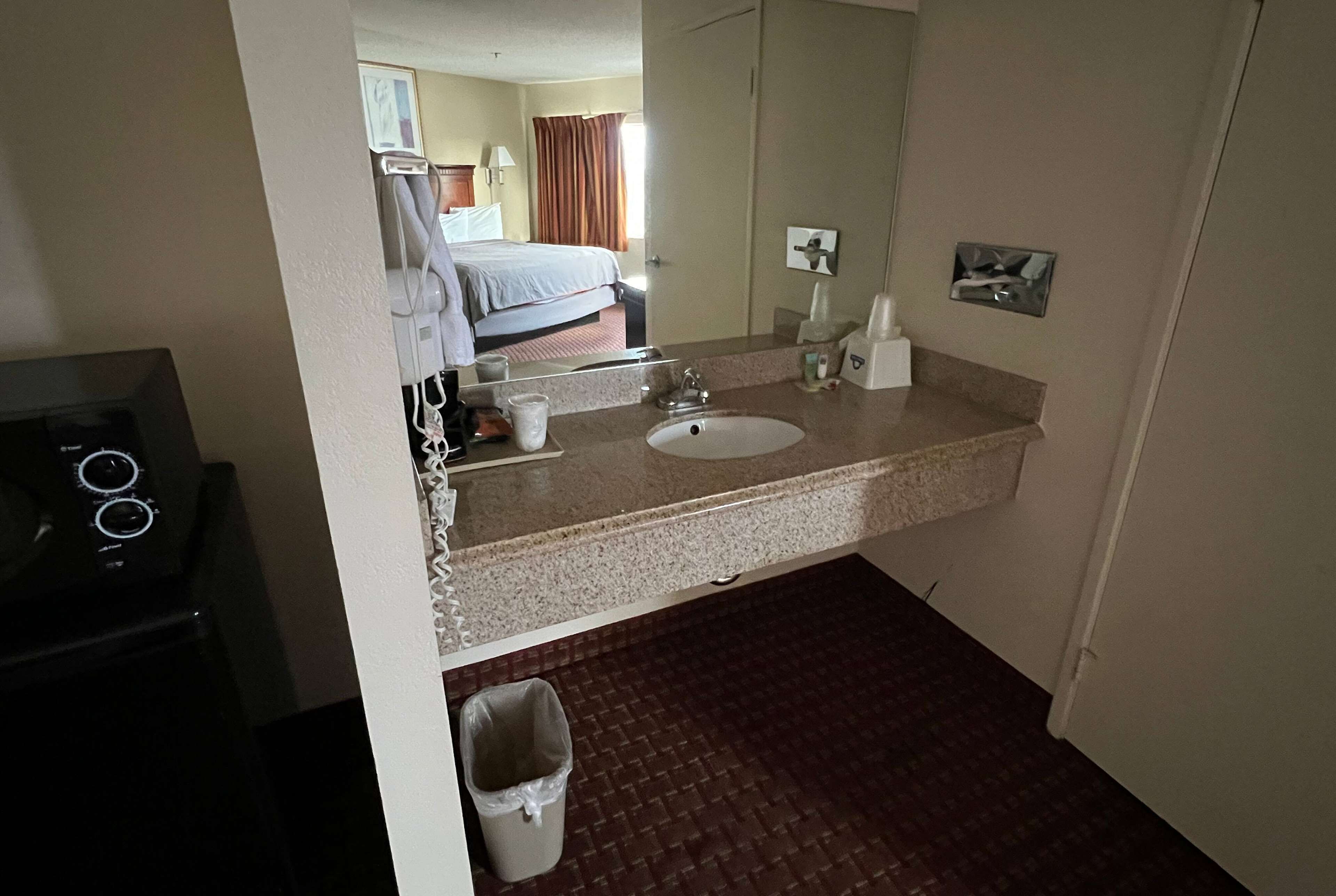 Days Inn and Suites by Wyndham Rancho Cordova