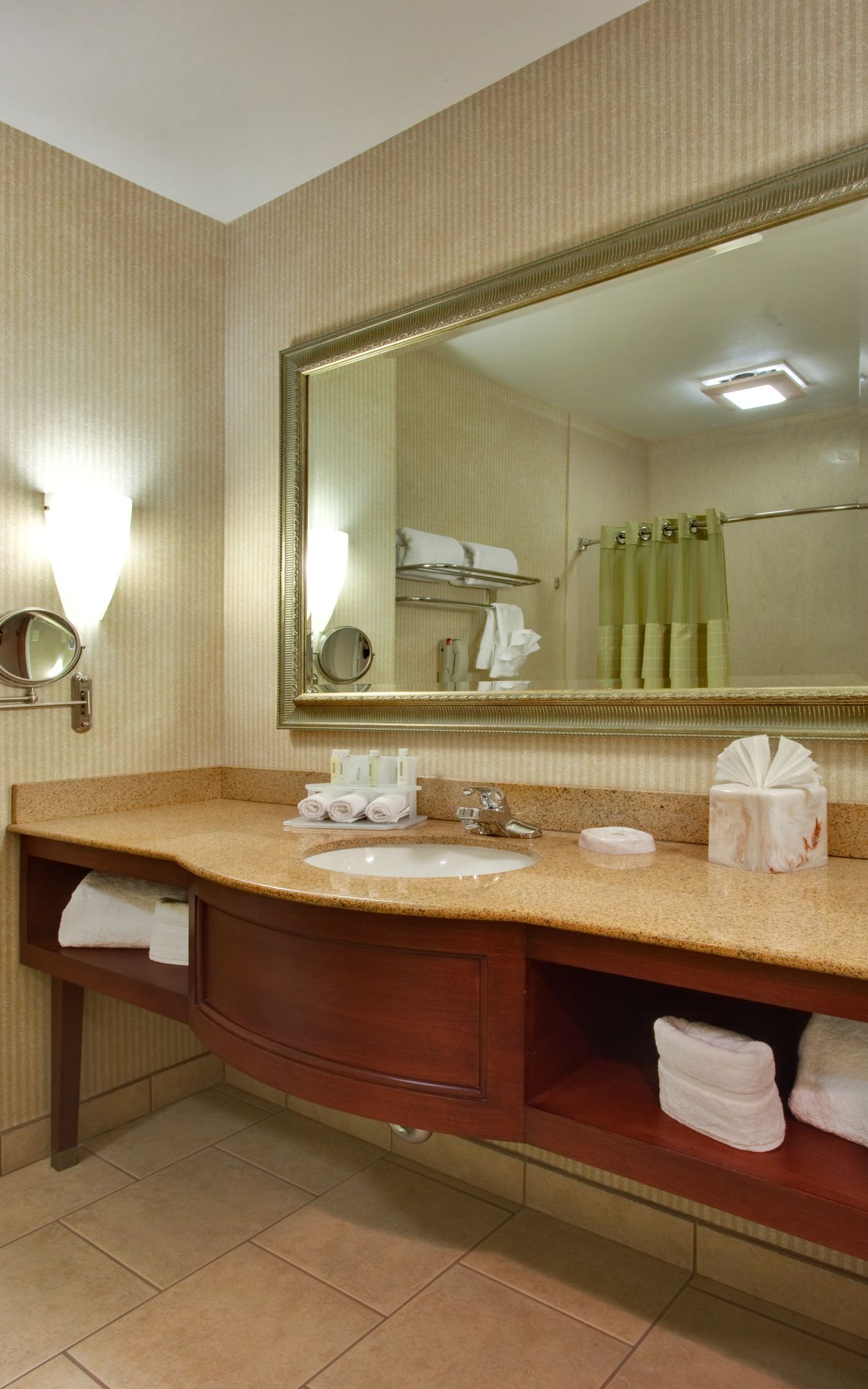 Holiday Inn Express Hotel & Suites Ontario Mills Mall Airport
