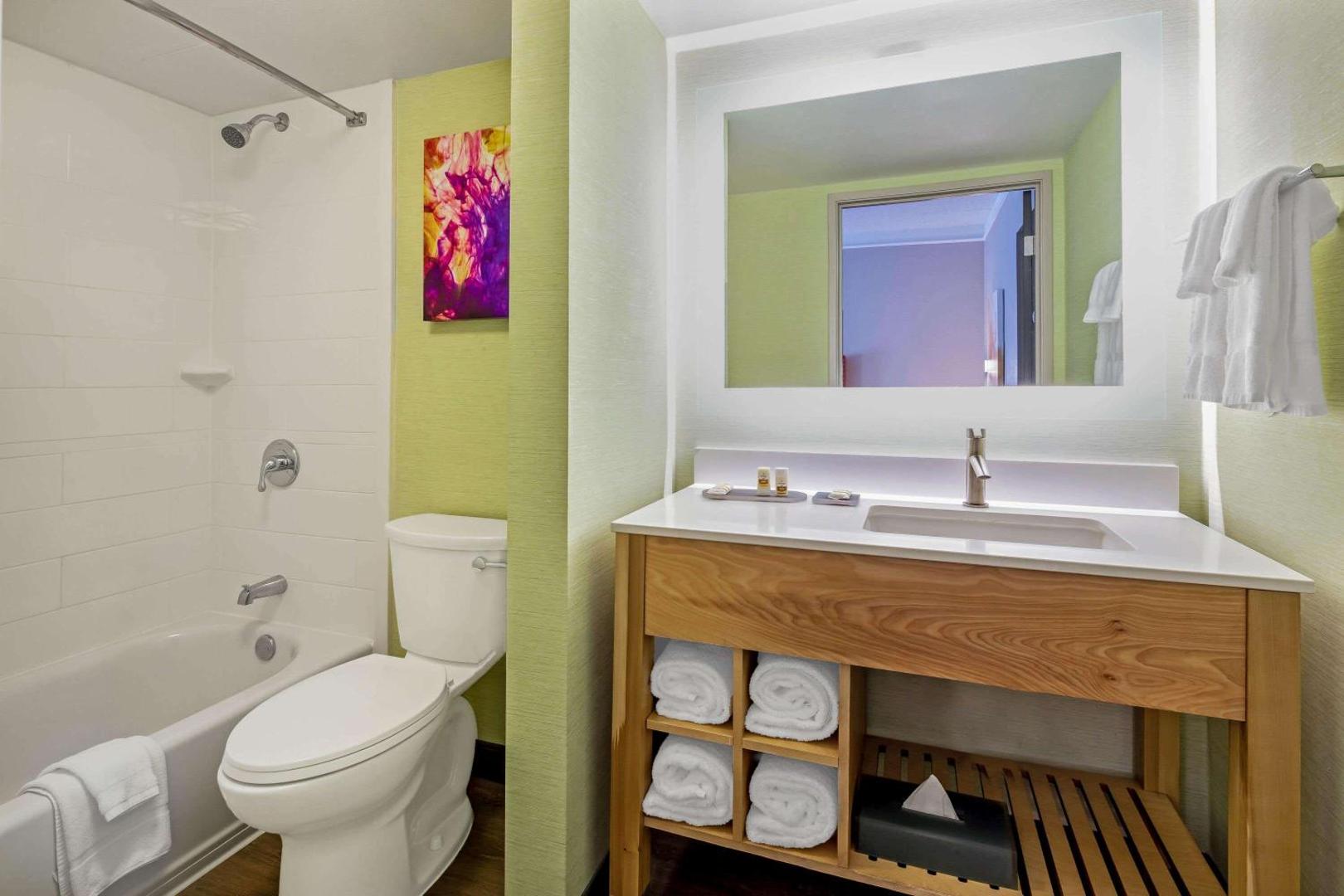 La Quinta Inn & Suites by Wyndham San Francisco Airport N