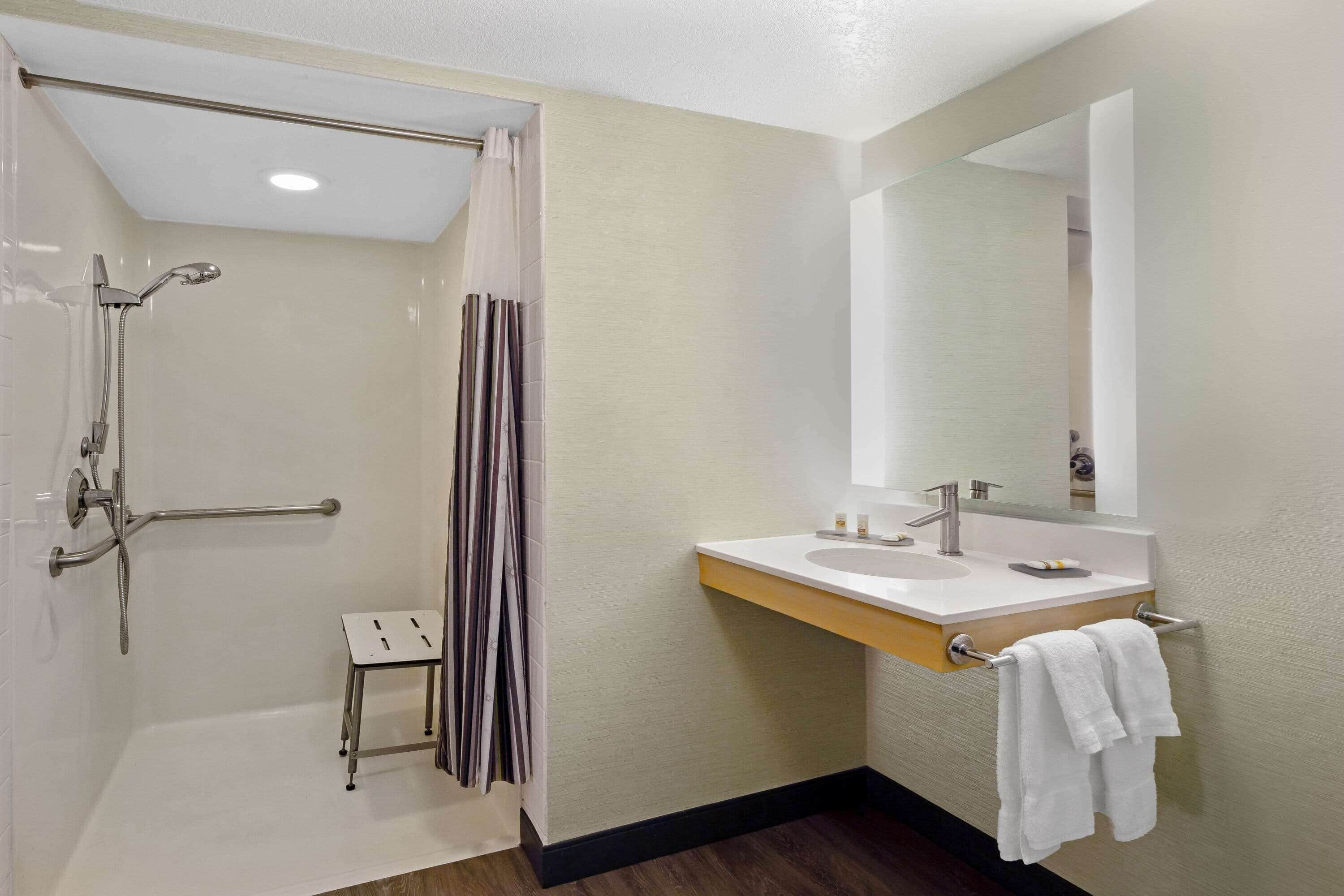 La Quinta Inn & Suites by Wyndham San Francisco Airport N