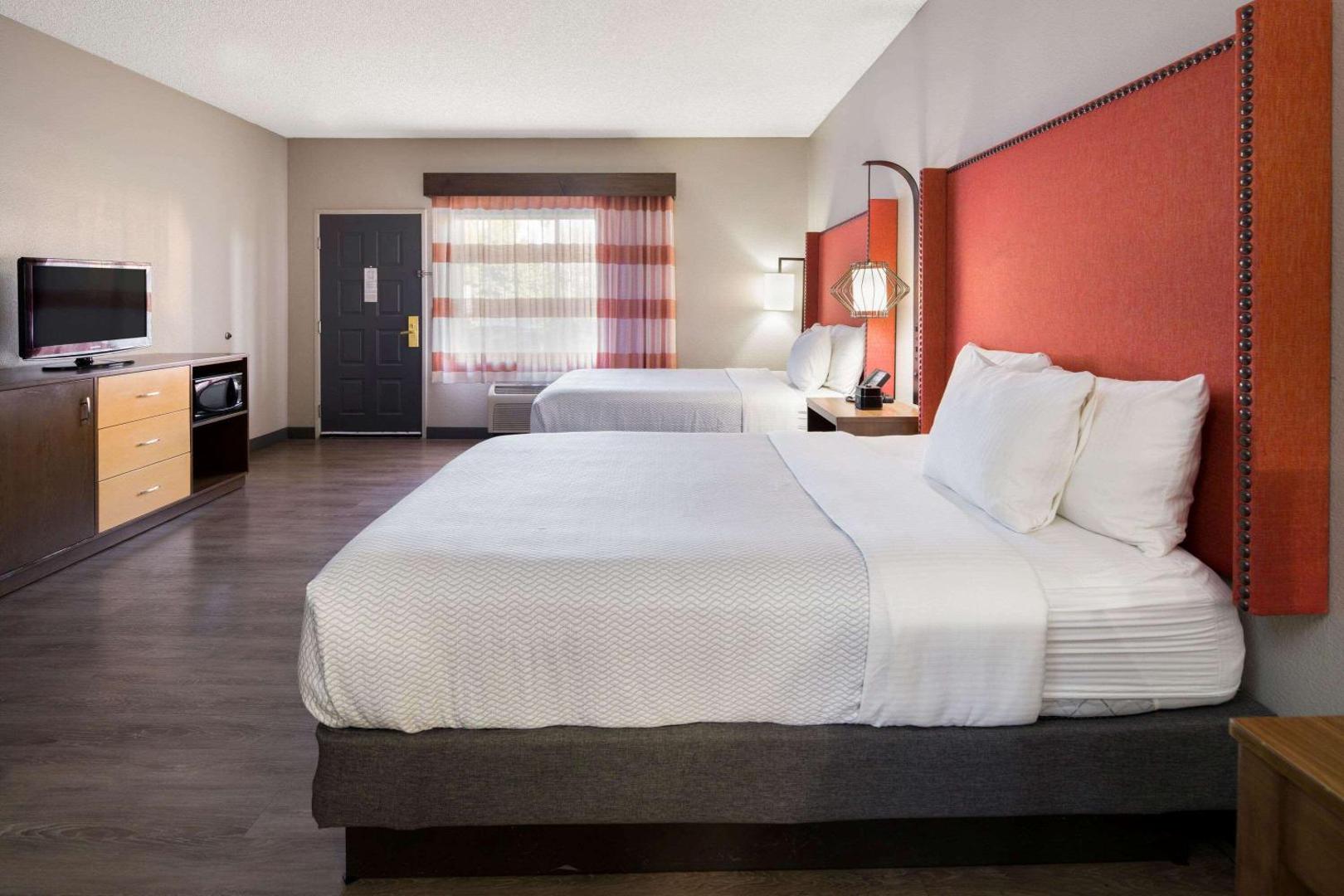 La Quinta Inn & Suites by Wyndham Orange County Airport