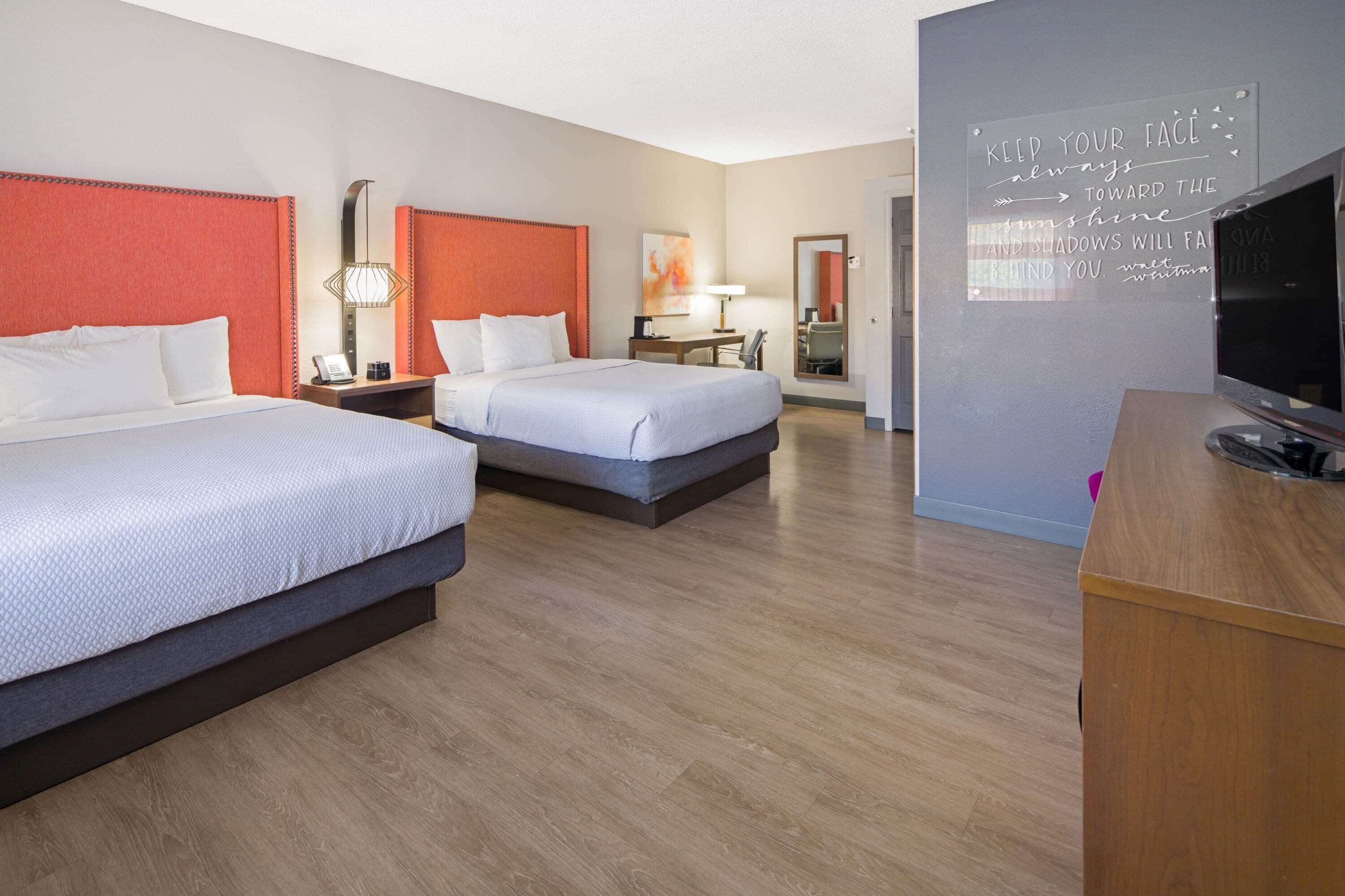La Quinta Inn & Suites by Wyndham Orange County Airport